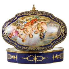 Boîte en porcelaine et bronze doré, XIXe siècle.