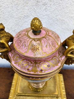 Uhr aus Porzellan und vergoldeter Bronze, Napoleon III., 19. Jahrhundert