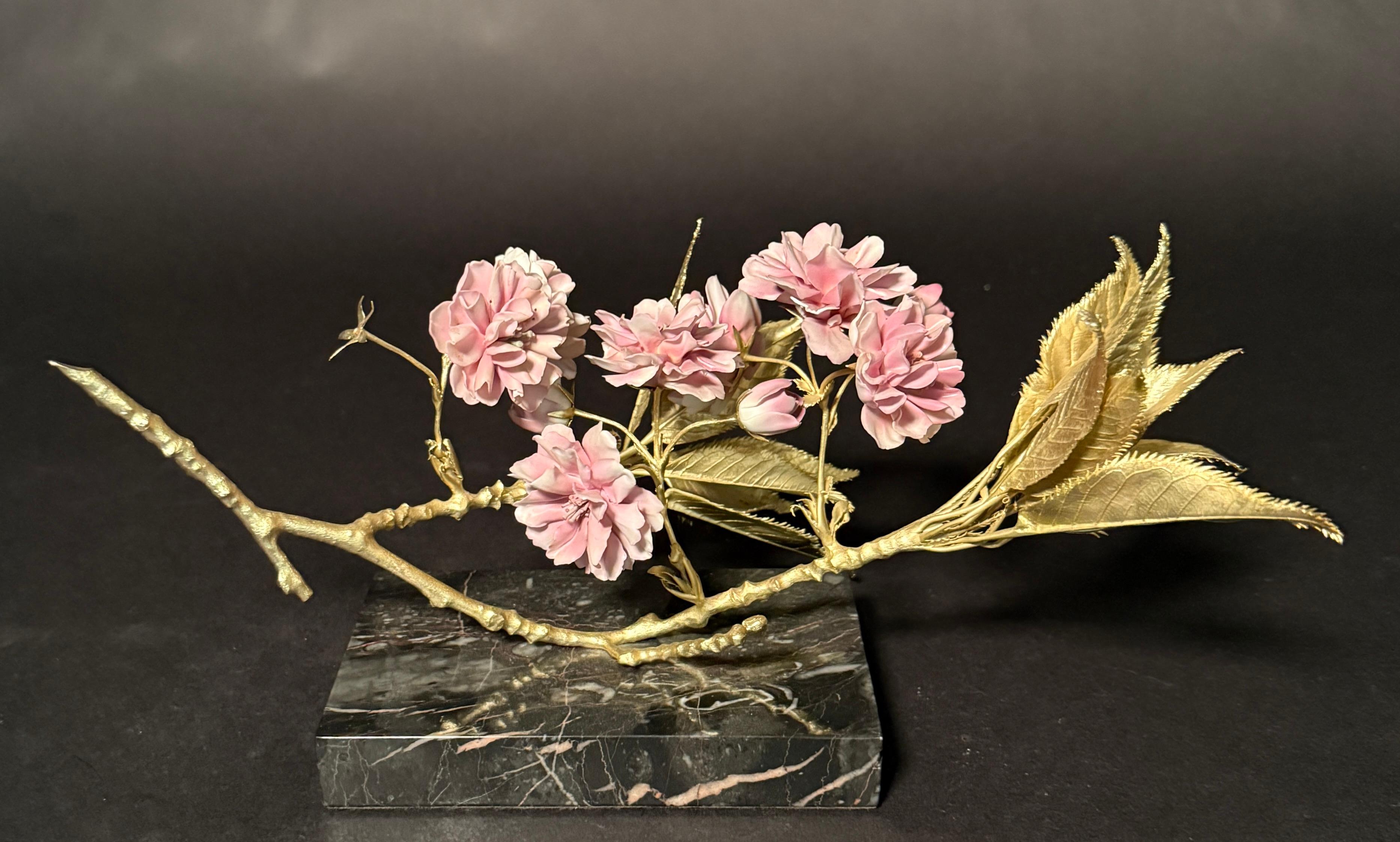 Ronald van Ruyckevelt per Royal Worcester
Argenteuil (scultura di fiori di ciliegio)
Regno Unito, c. 1972
bone china, bronzo dorato, marmo nero
Etichetta del produttore di ceramica sul lato inferiore 