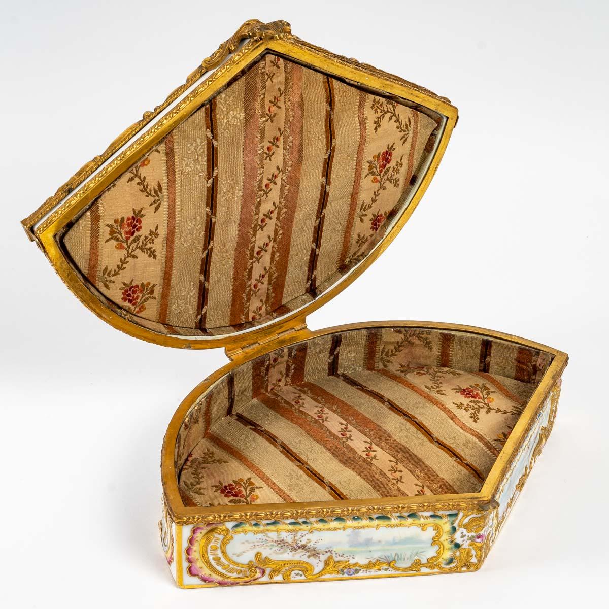Porcelain and Gilt Bronze Jewellery Box, 19th Century In Good Condition In Saint-Ouen, FR