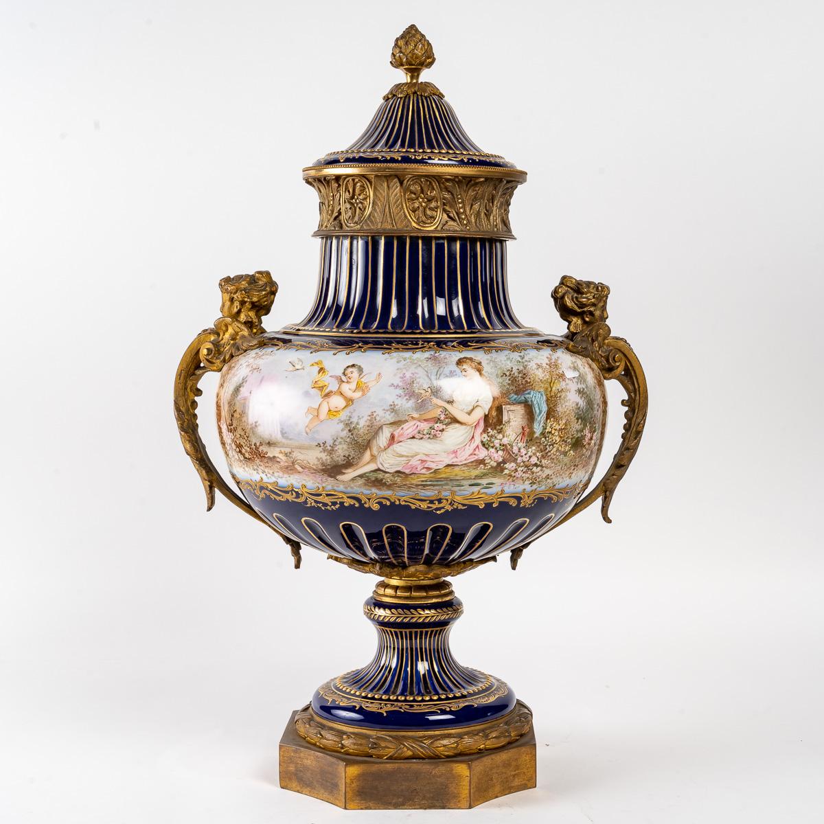 Porcelain and gilt bronze vase, 19th century In Good Condition In Saint-Ouen, FR
