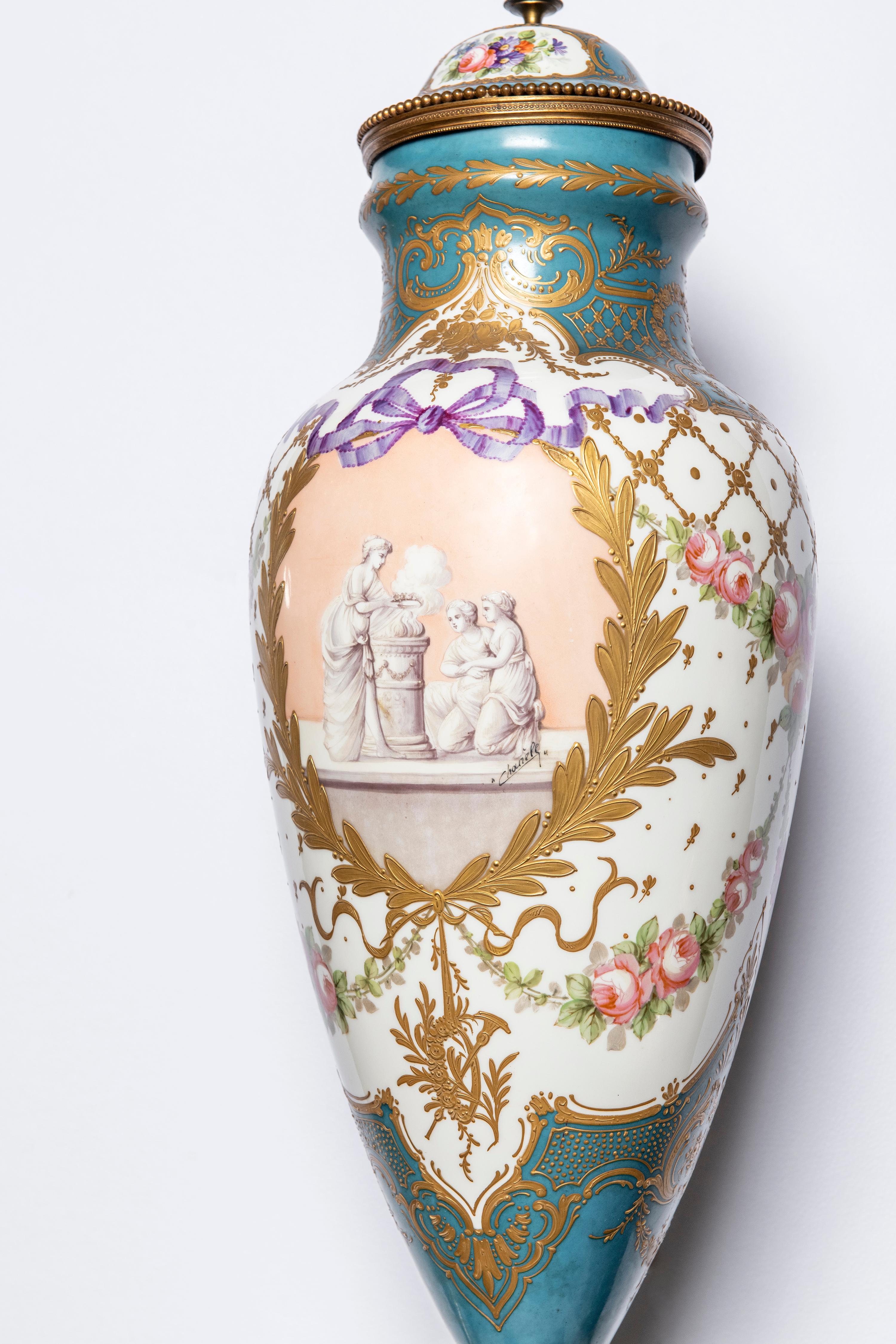 Vase aus Porzellan und vergoldeter Bronze, signiert Sèvres, Frankreich, Ende 19. Jahrhundert.