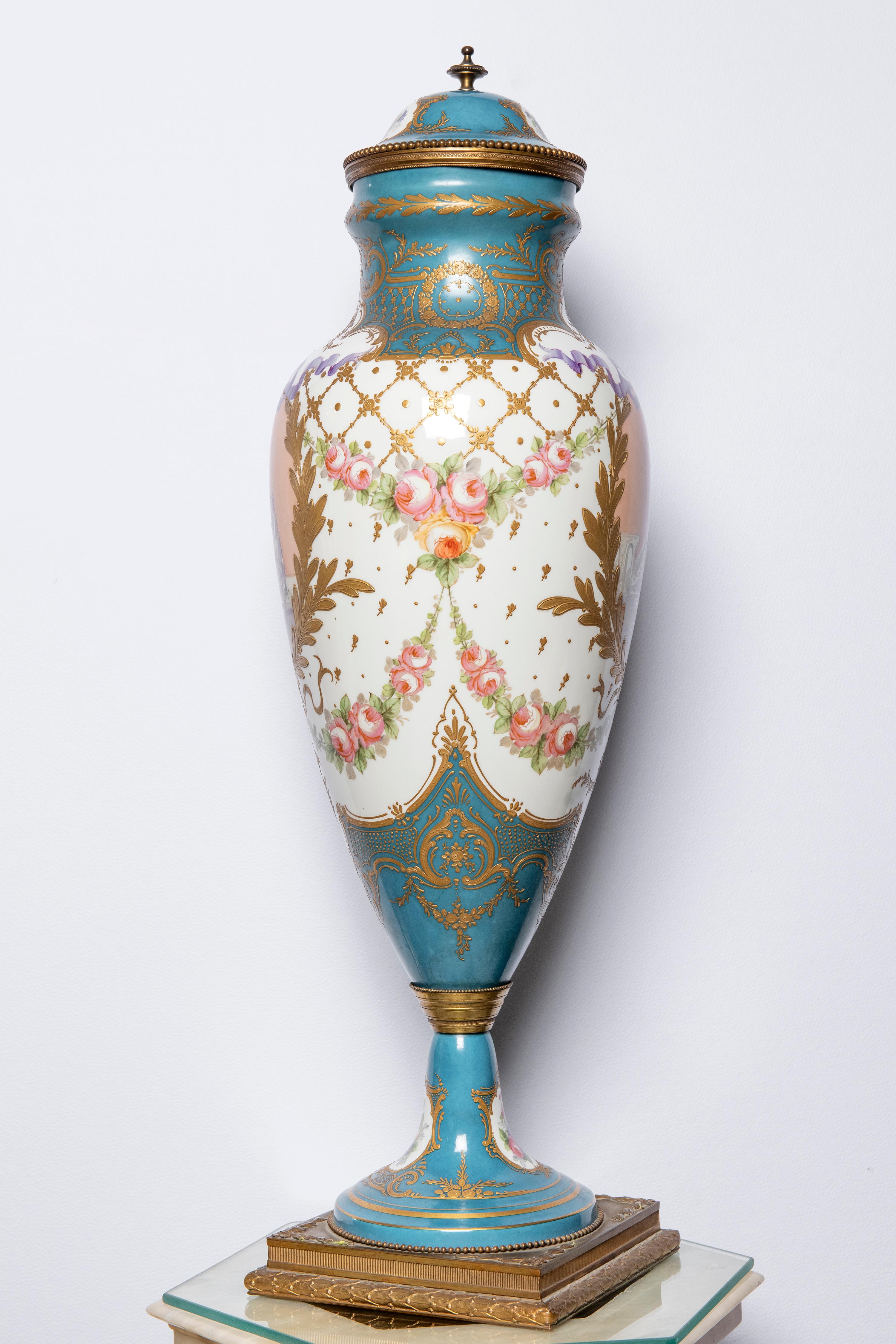 Néoclassique Vase en porcelaine et bronze doré signé Sèvres:: France:: fin du XIXe siècle en vente