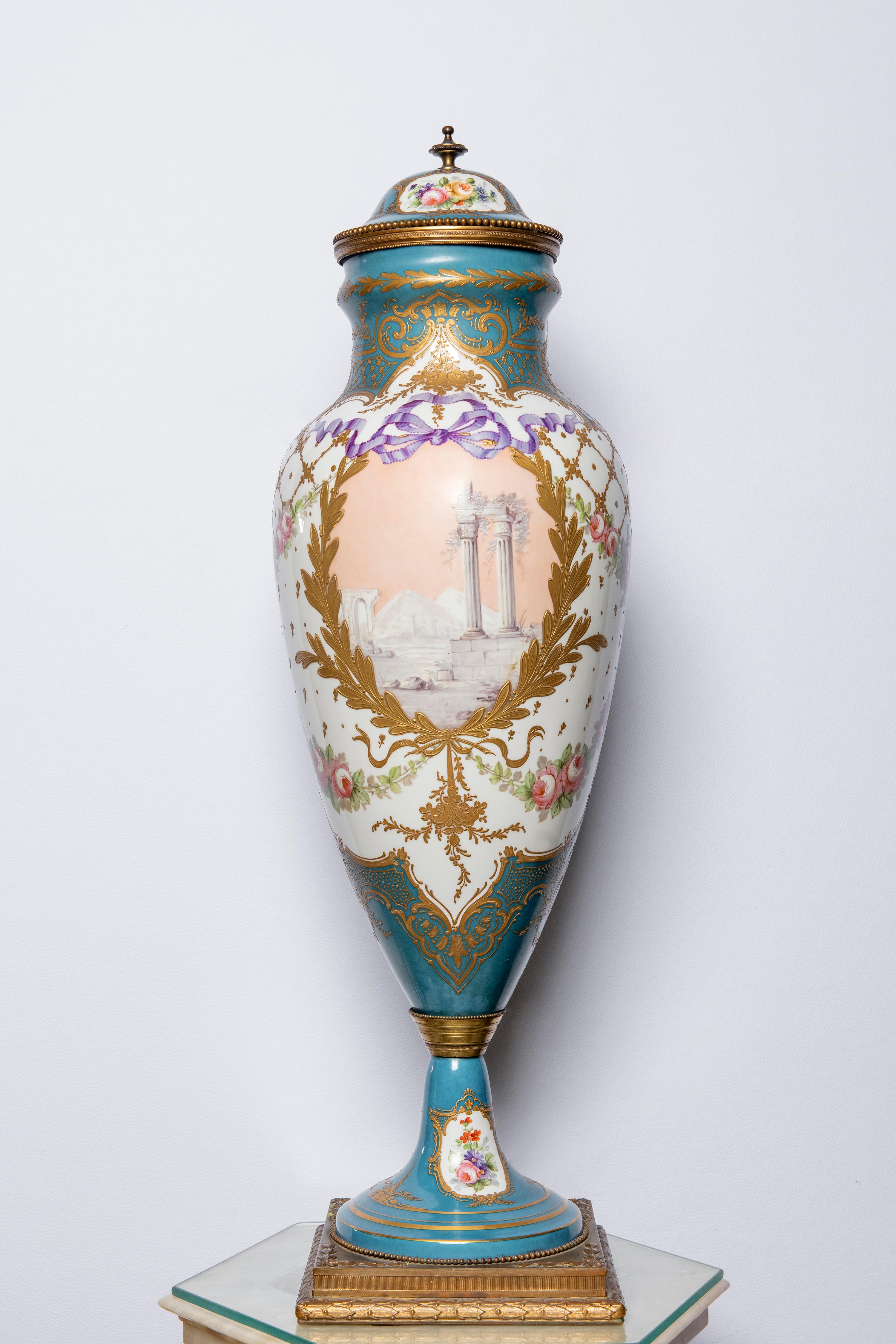 Français Vase en porcelaine et bronze doré signé Sèvres:: France:: fin du XIXe siècle en vente