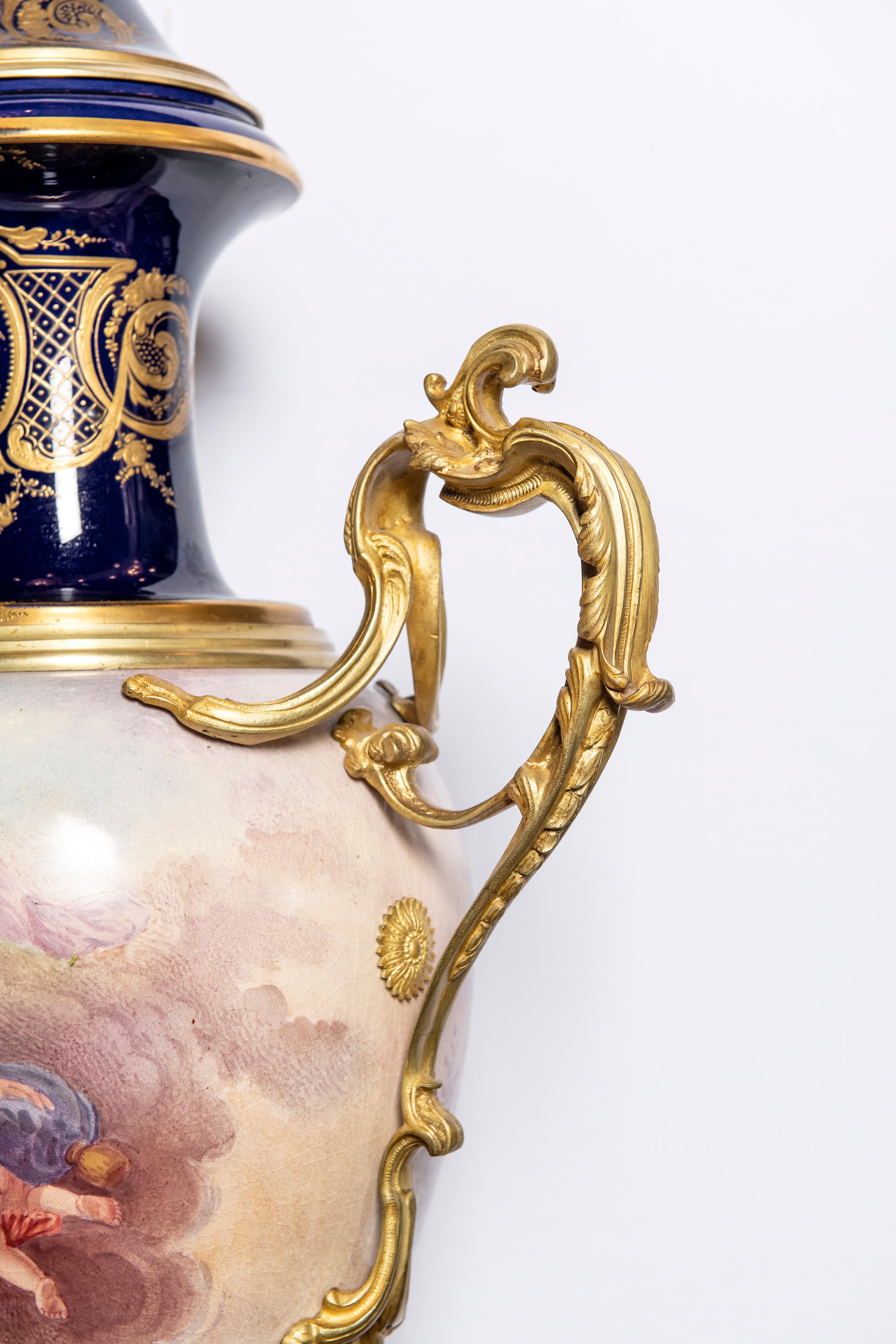 Vaso in porcellana e bronzo dorato firmato Sèvres, dipinto da Lucat, Francia, fine del XIX secolo.