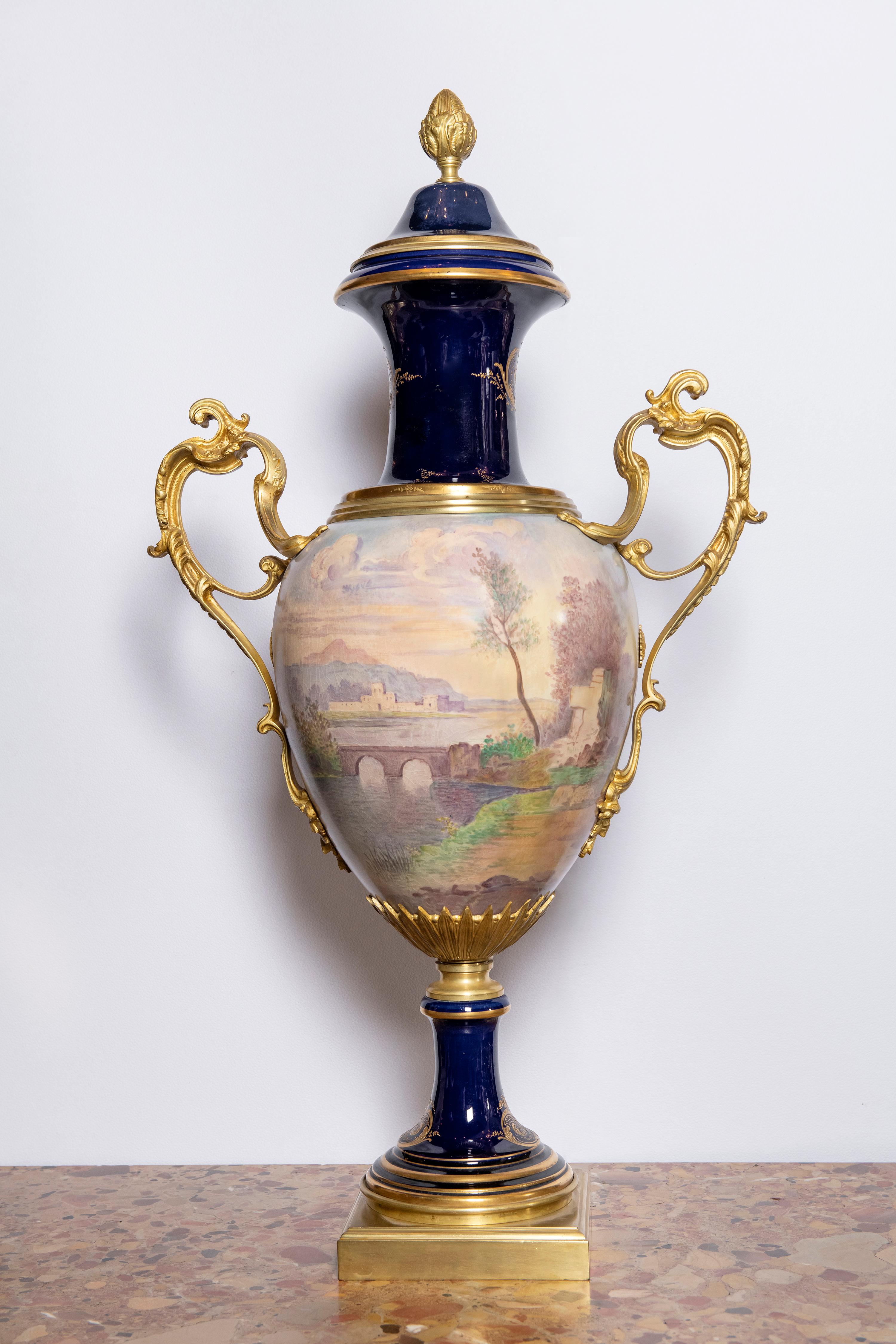 Vase aus Porzellan und vergoldeter Bronze, signiert Sèvres, gemalt von Lucat, Frankreich (Neoklassisch) im Angebot