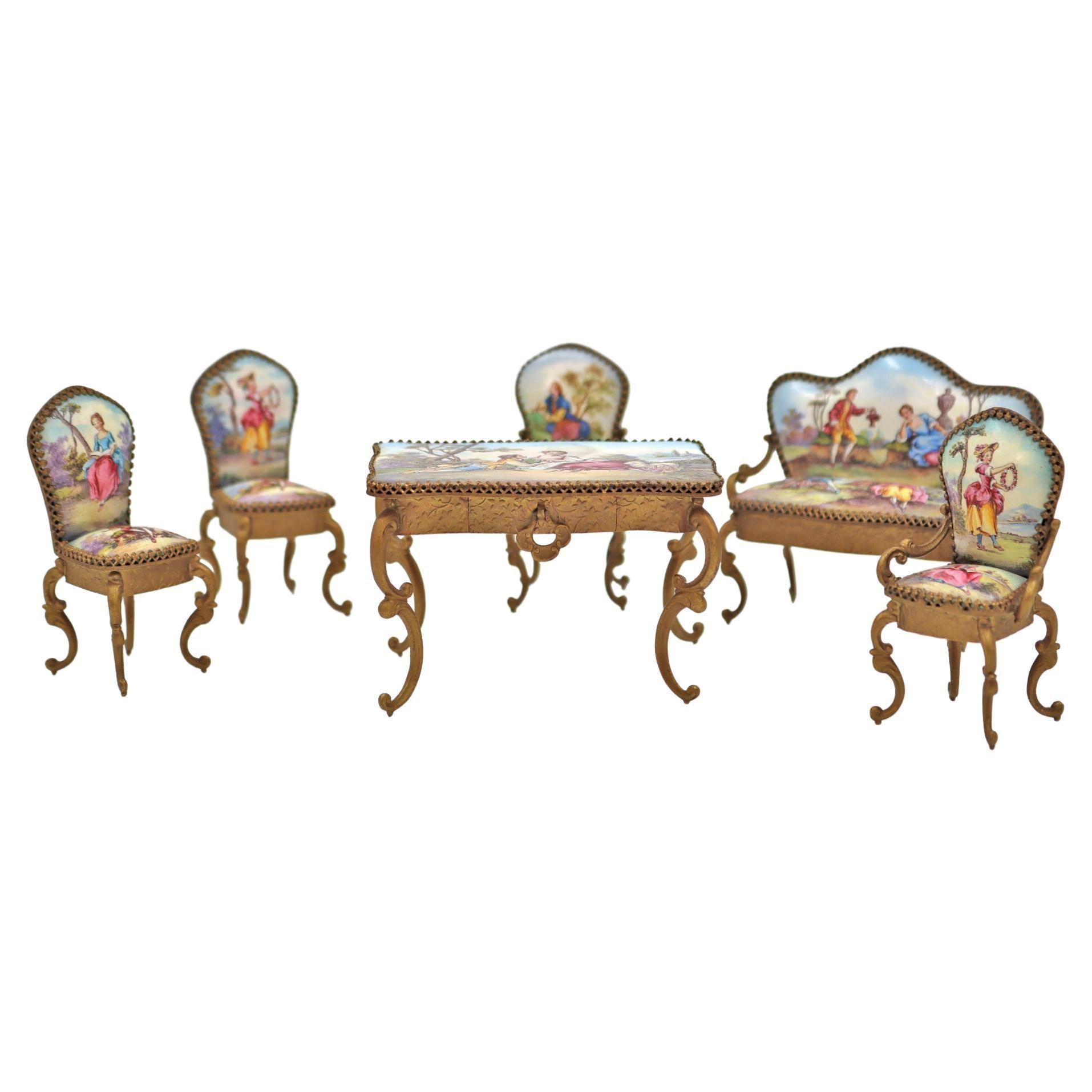 Small painted porcelain and gilt metal salon, 19th century, Napoleon III period.
Measures: Table - h: 5.5 cm, w: 8 cm, d: 6 cm
Seats - h: 7 cm, w: 4 cm, d: 3 cm
Sofa - h: 7 cm, w: 8,5 cm, d: 4 cm.
