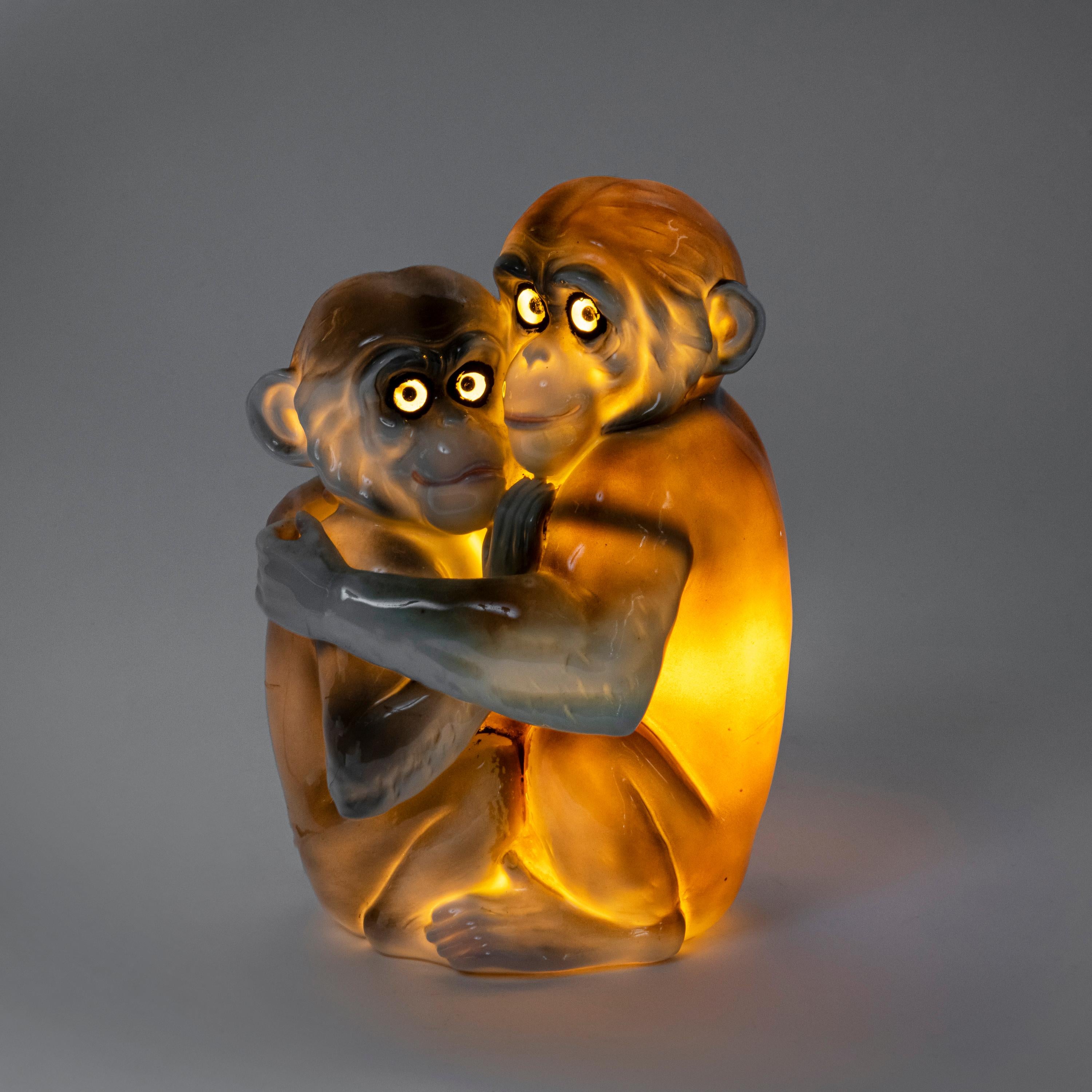Art déco Lampe de table en porcelaine et verre représentant des singes. Allemagne, vers 1920. en vente