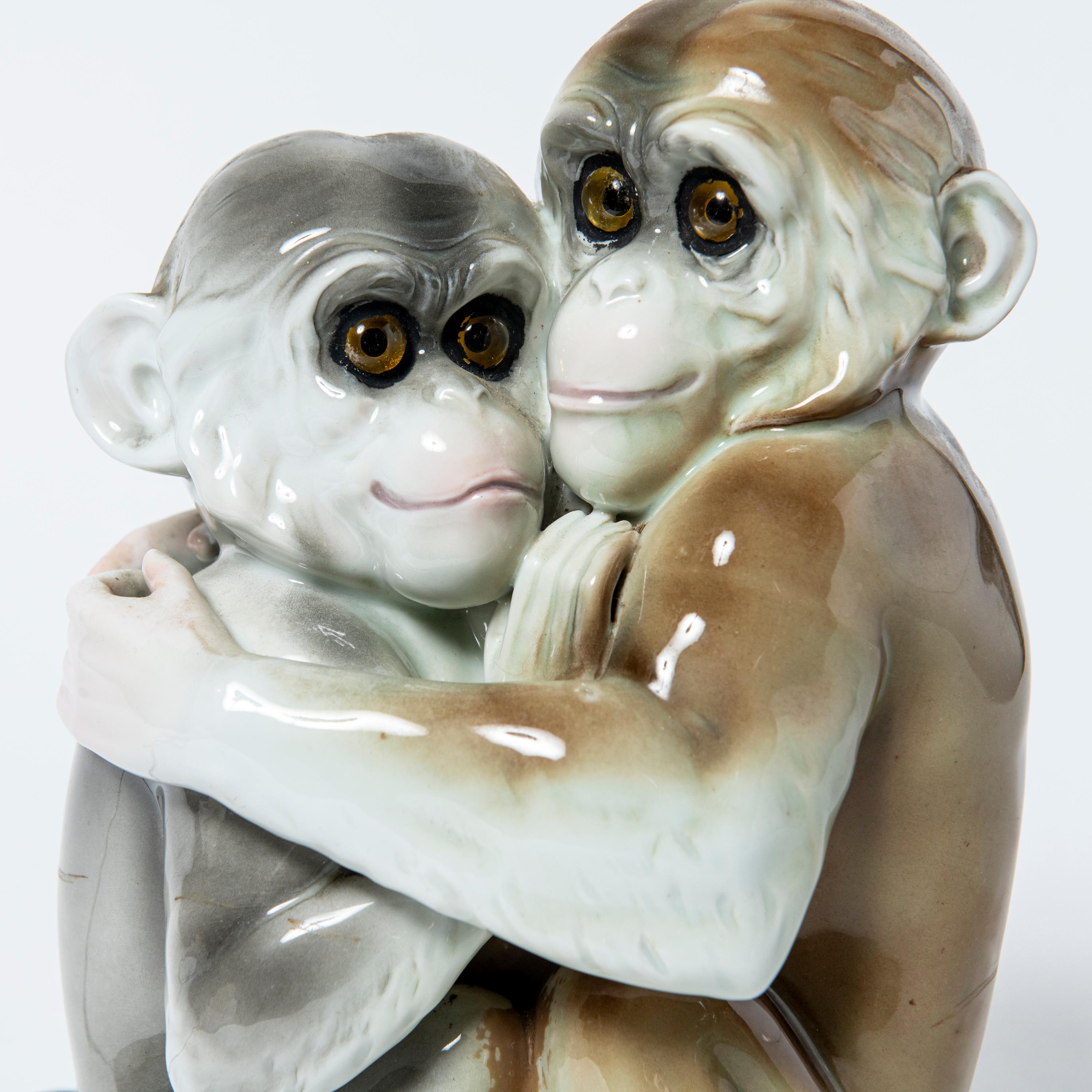 Porcelain and glass monkeys table lamp. Germany, circa 1920. In Good Condition For Sale In Buenos Aires, Buenos Aires