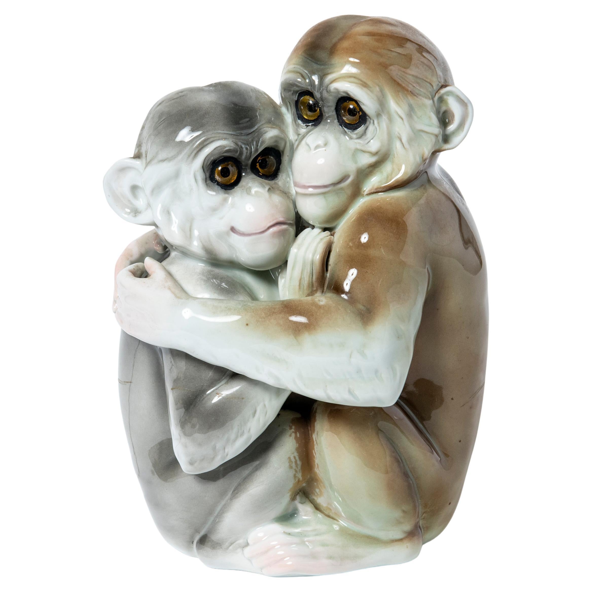 Lampe de table en porcelaine et verre représentant des singes. Allemagne, vers 1920.