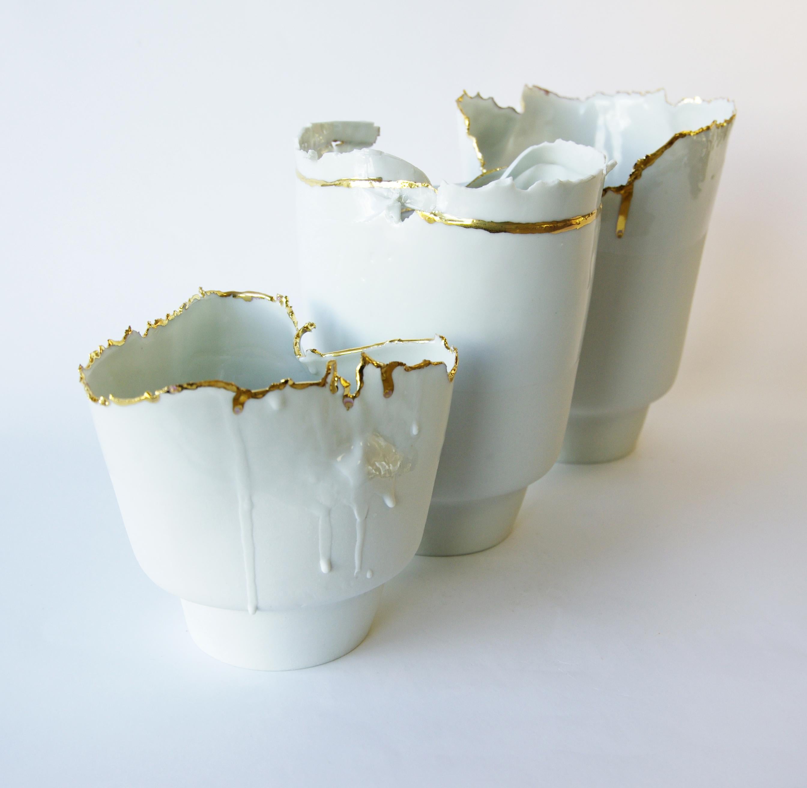 Francese Vaso in porcellana e oro Grandi imperfezioni di Dora Stanczel in vendita