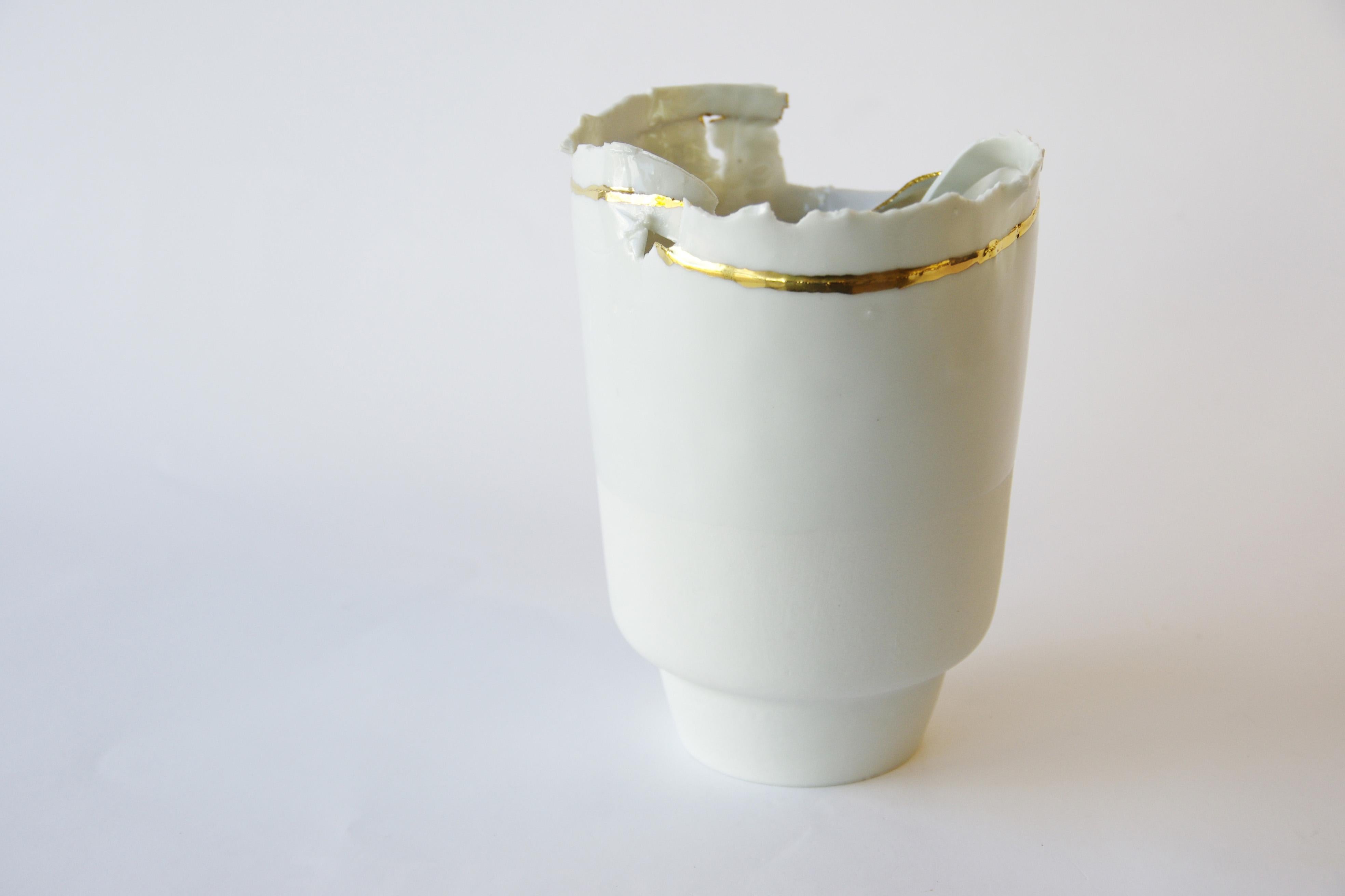 Porcelain and Gold Vase Big Imperfections by Dora Stanczel In New Condition For Sale In Geneve, CH