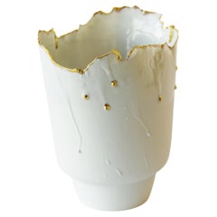 Vase aus Porzellan und Gold mit großen Unvollkommenheiten von Dora Stanczel