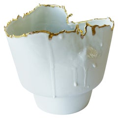 Vase aus Porzellan und Gold mit kleinen Unvollkommenheiten von Dora Stanczel
