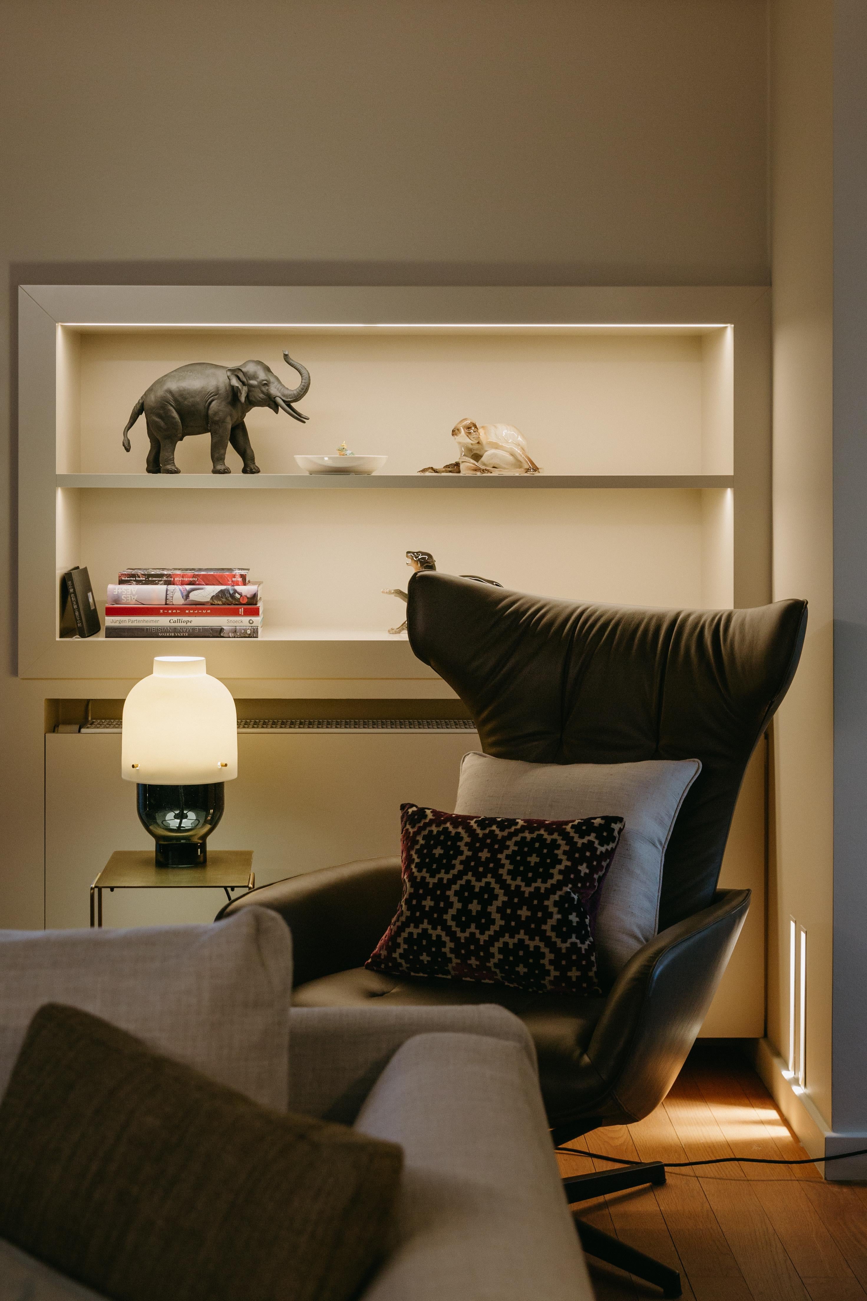 Allemand Lampe de table en porcelaine et verre soufflé à la main avec accessoires en laiton et câble textile en vente