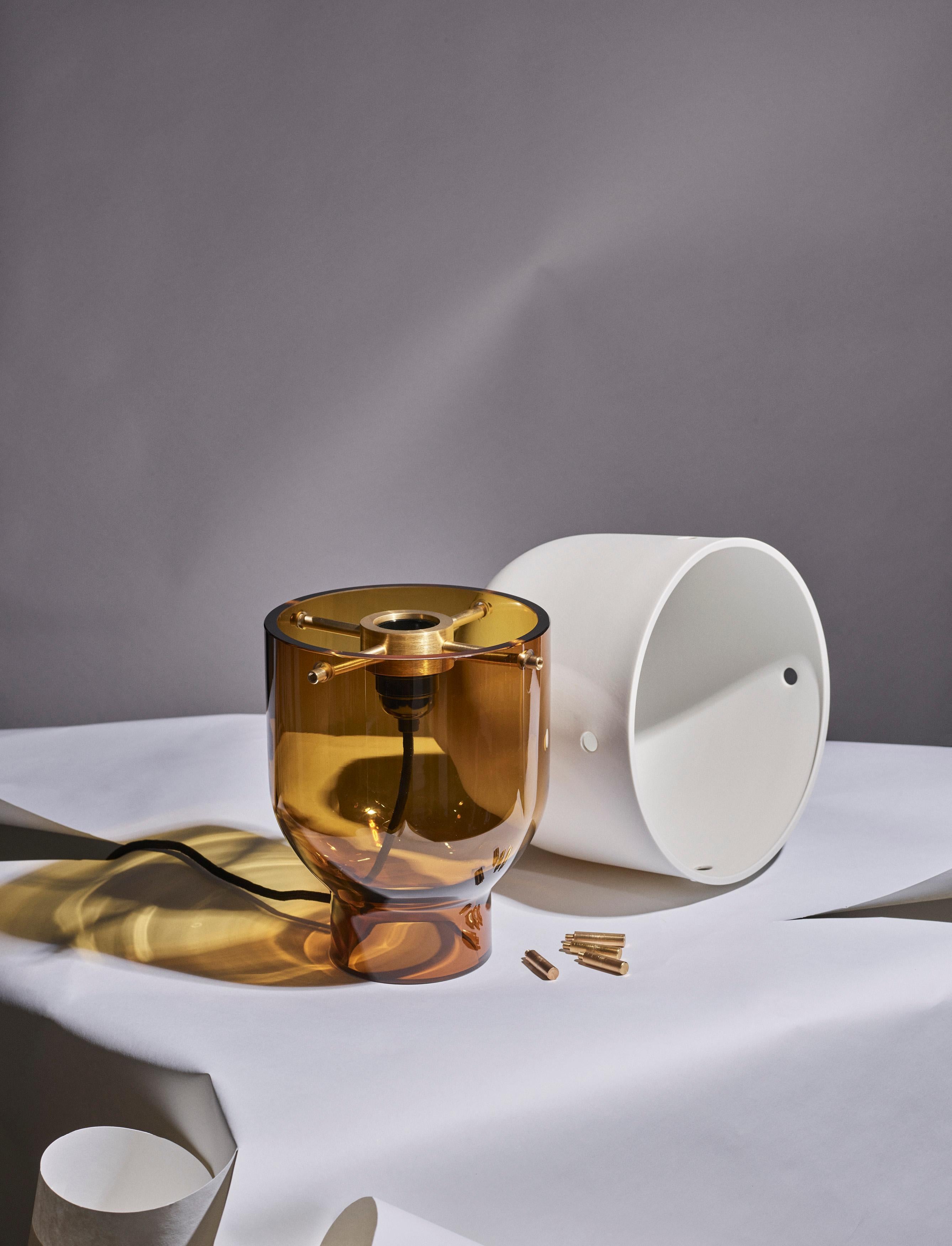 XXIe siècle et contemporain Lampe de table en porcelaine et verre soufflé à la main avec accessoires en laiton et câble textile en vente