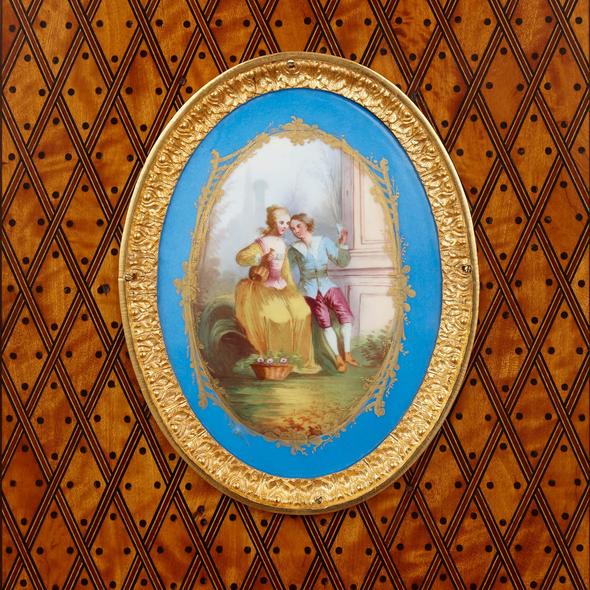 XIXe siècle bonheur du jour monté en porcelaine et bronze doré par Donald Ross en vente