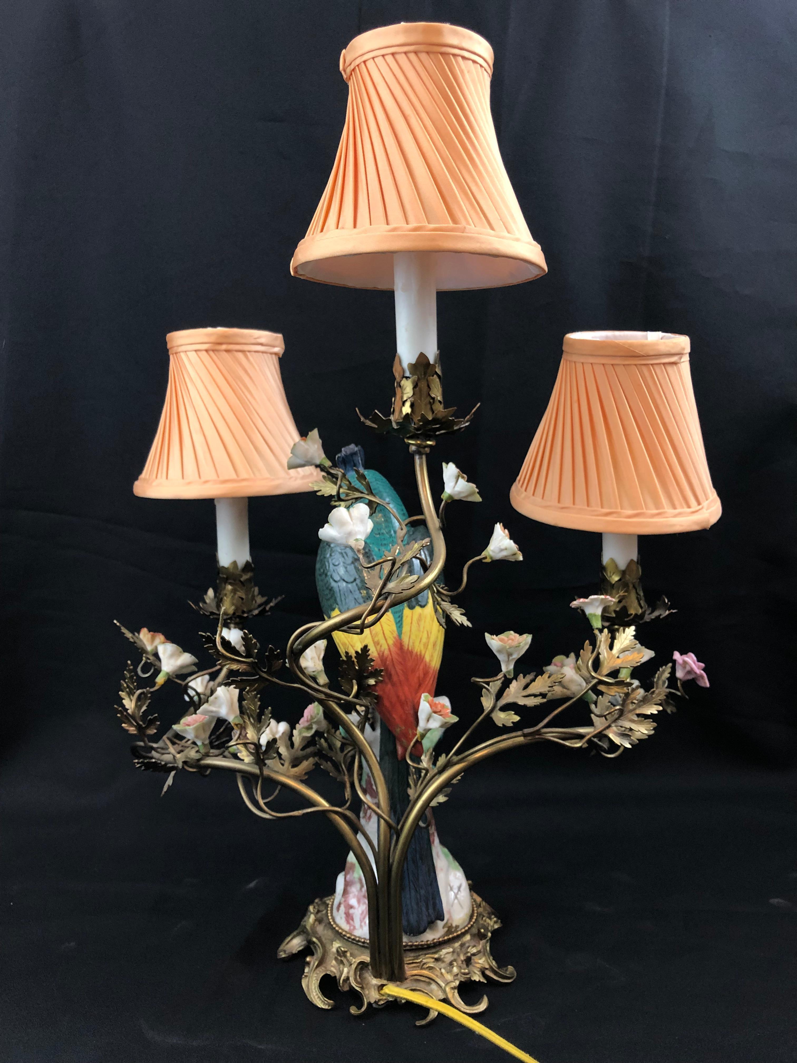 Porcelaine Lampe perroquet en porcelaine et bronze doré d'après Meissen, Allemagne, 3 lumières en vente