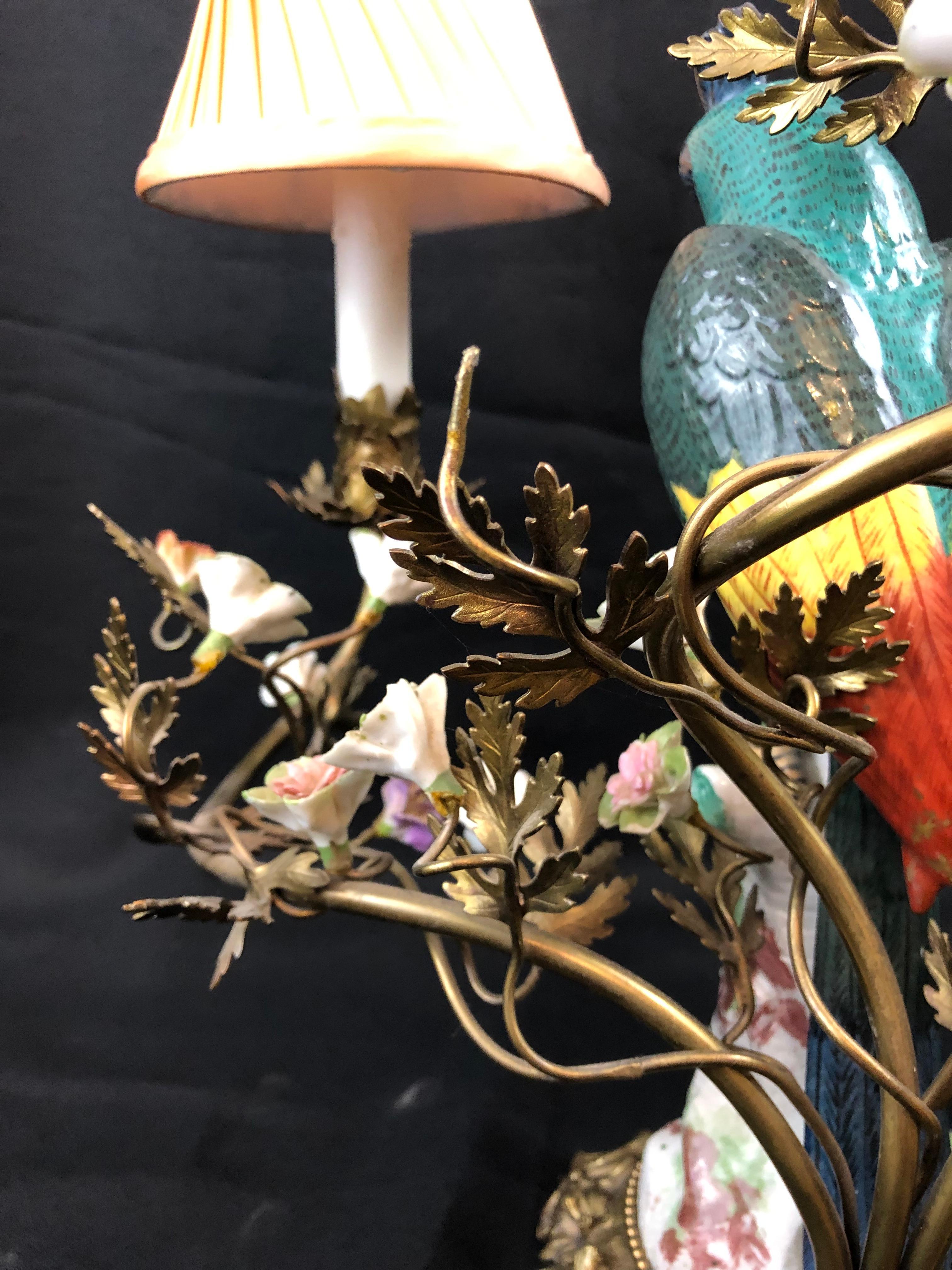 Lampe perroquet en porcelaine et bronze doré d'après Meissen, Allemagne, 3 lumières en vente 1