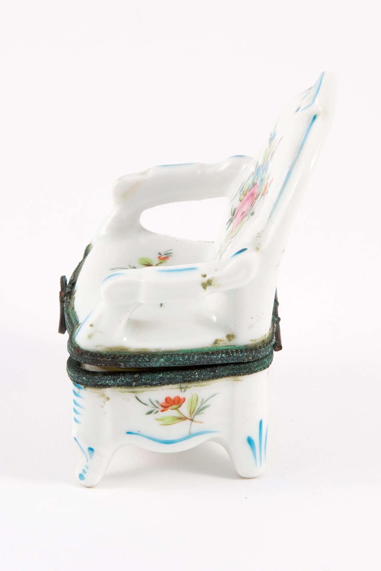 Porcelain armchair shaped jewelry box featuring a faience decorated, a under stamp.
In good vintage condition. Made in France. 
Length 2.7in (7cm)
Width 2in. (5.5cm)
Height: 3.9in (10cm)
We guarantee you will receive this gorgeous item as described