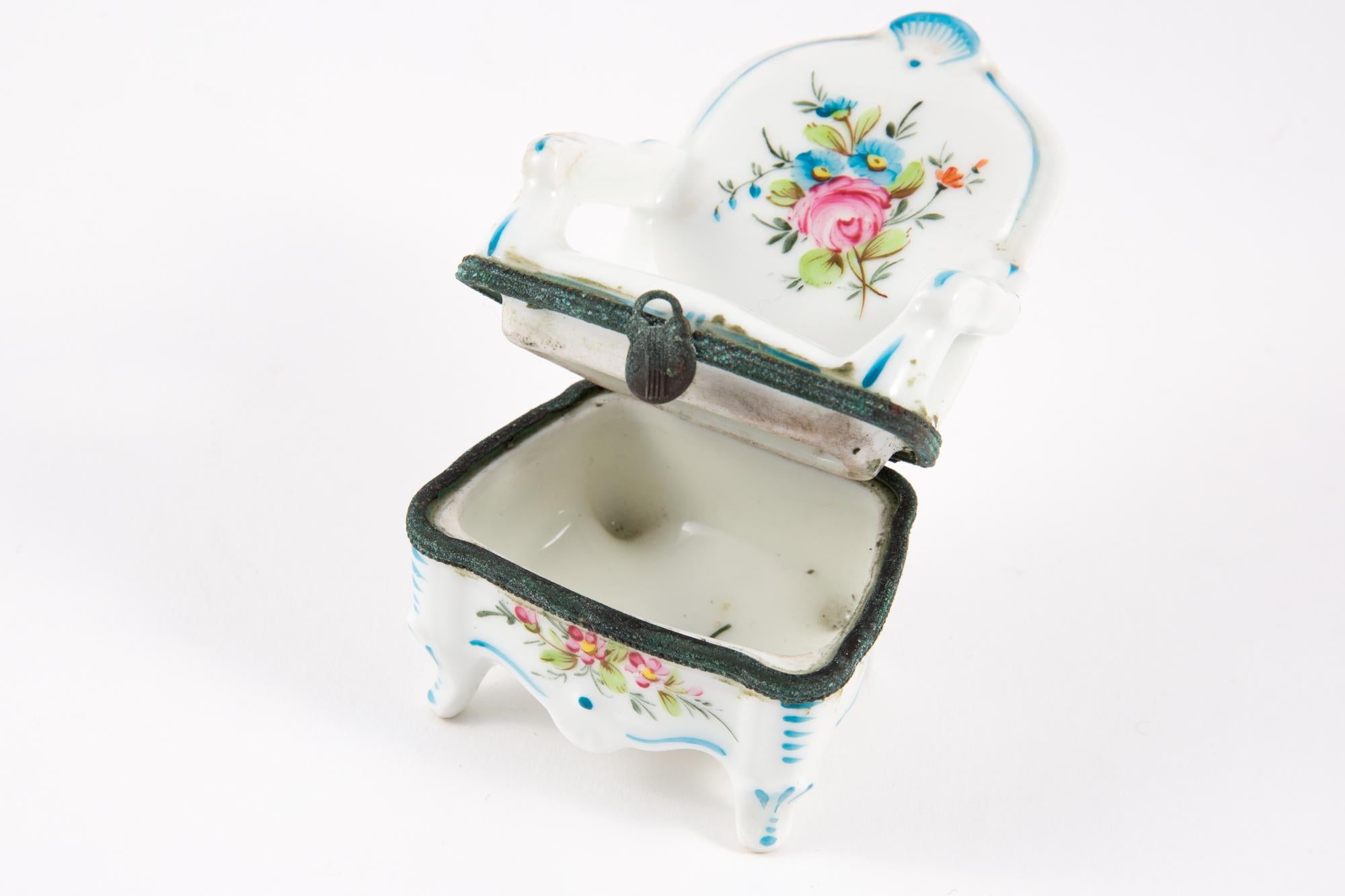 Porcelain Armchair Jewelry Box In Good Condition For Sale In Paris, FR
