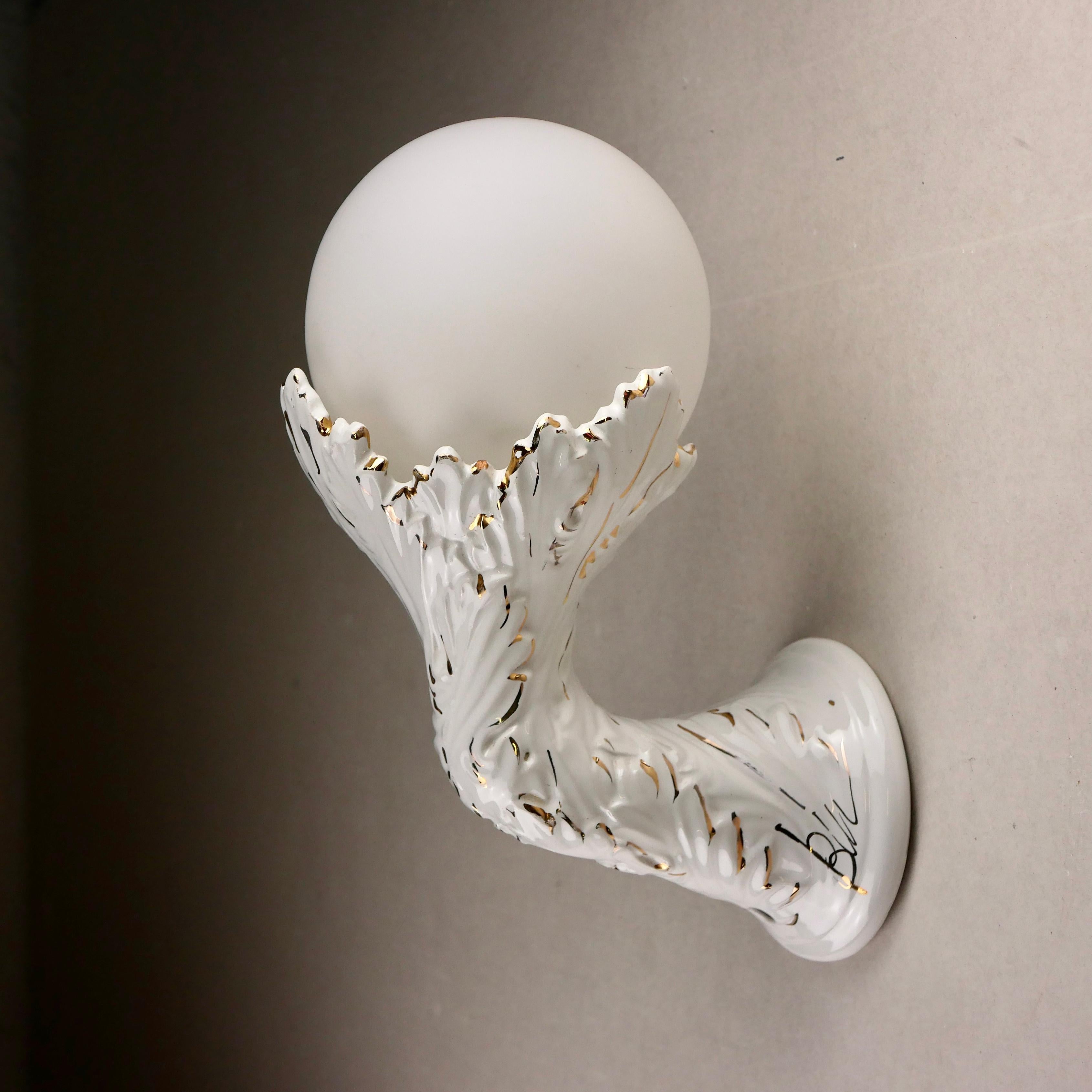 Beautiful sconce in porcelain, with gilded decorations and a frozen glass sphere. Organic and Art Deco styles, from the Netherlands, 1950s.
Minor losses (see photos), but barely visible.
Bulb included.