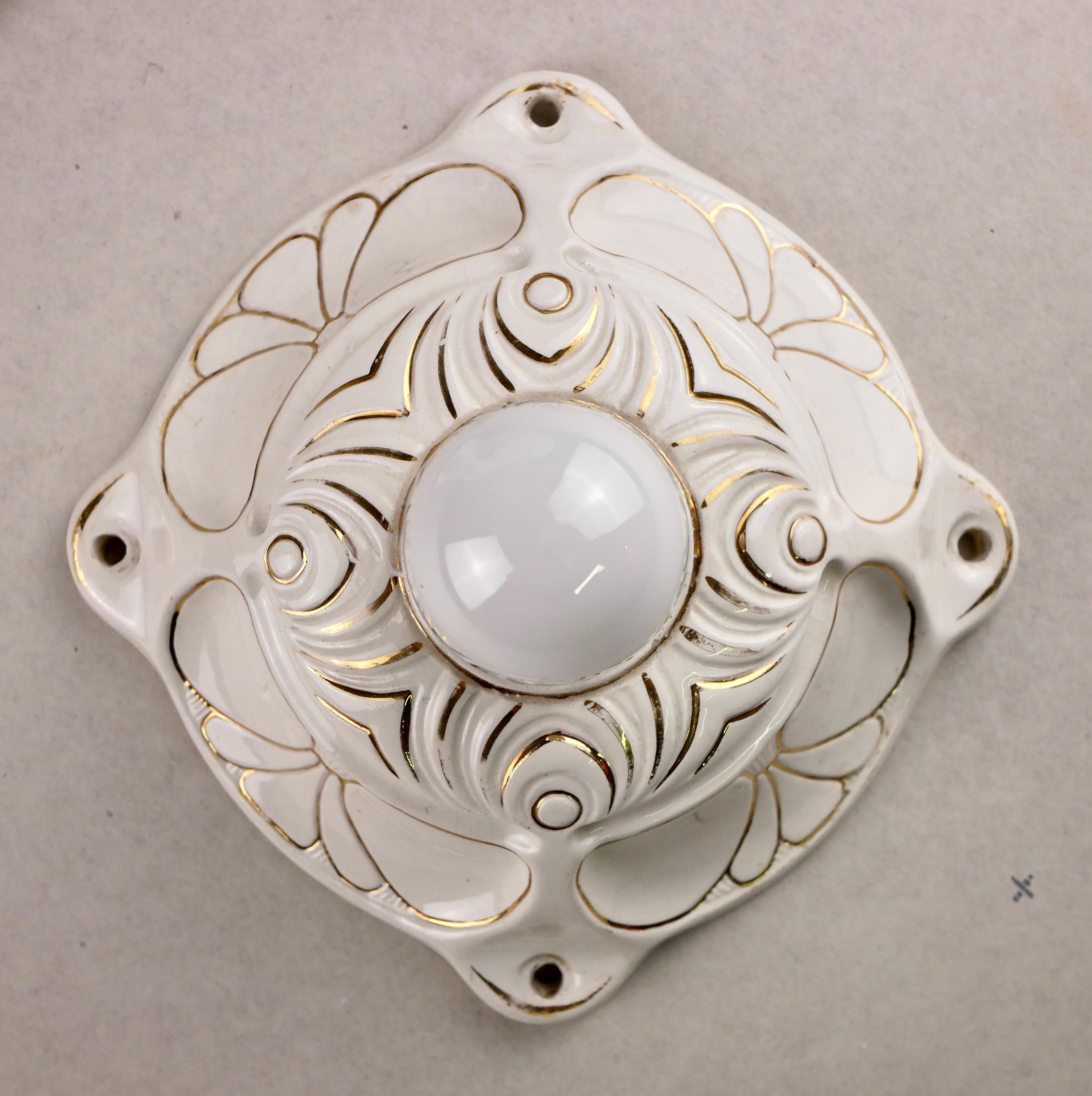 As beautiful and delicate as a jewel, beautiful Art Deco style wall light made in porcelain, with gilded decorations. Unique piece found in Amsterdam.
Light lacks of gilded decorations.
Dimensions : 15,5cm width, 15cm height
Also available, an