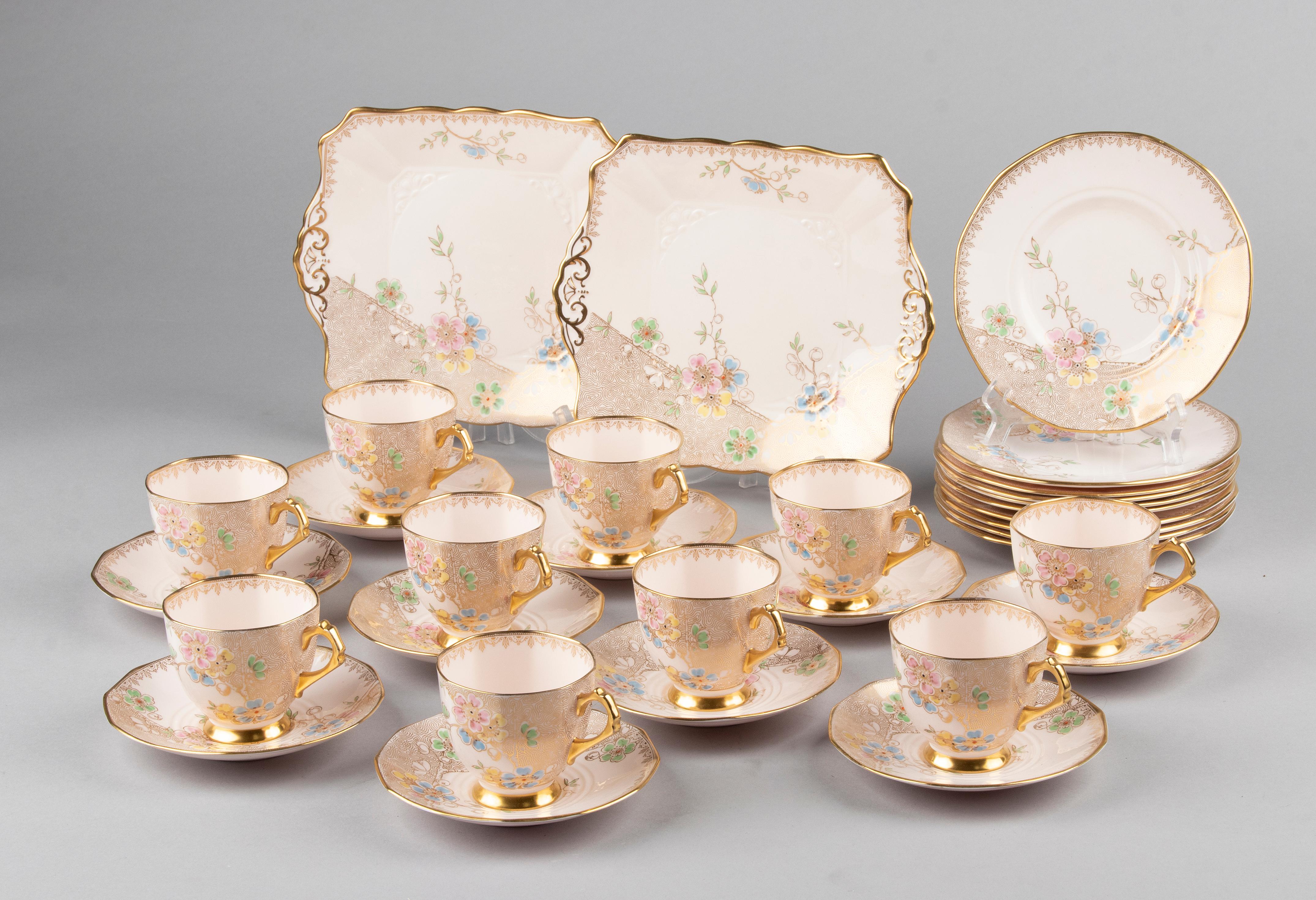 Beautiful Art Deco porcelain tea set from the English brand Tuscan. The service has a nice pink color and is decorated with flowers and fine gold-coloured accents. The name of the model is Plant. The set is in very nice condition. No chips and no