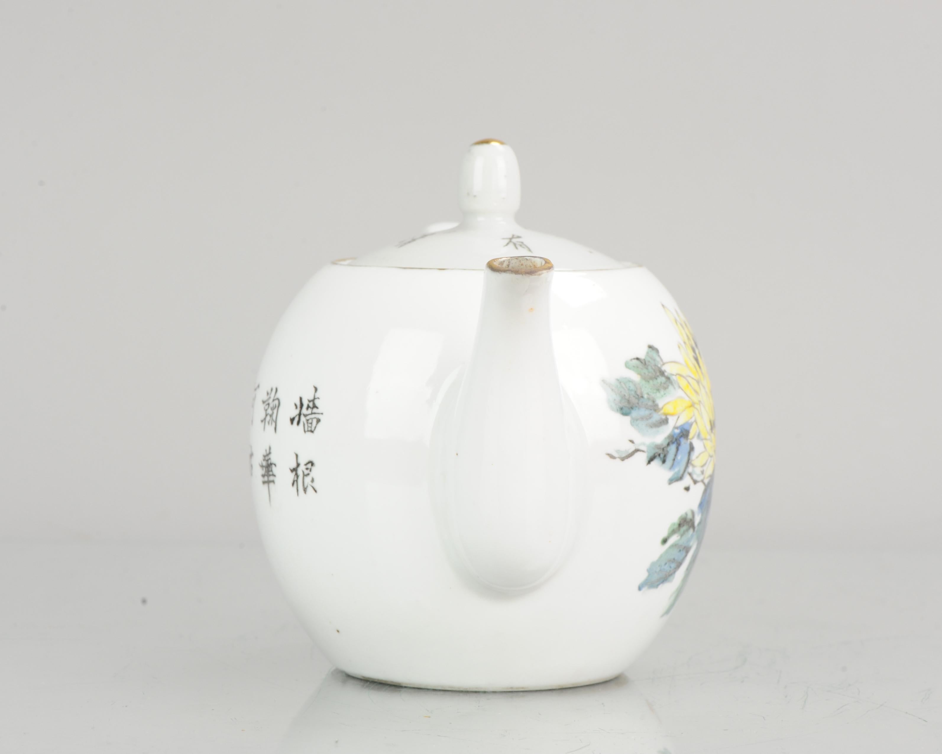 Porzellankunst Fencai-Teekanne mit Blumen und Gedicht aus Porzellan Chinesisch, 1980/1990 im Zustand „Gut“ im Angebot in Amsterdam, Noord Holland