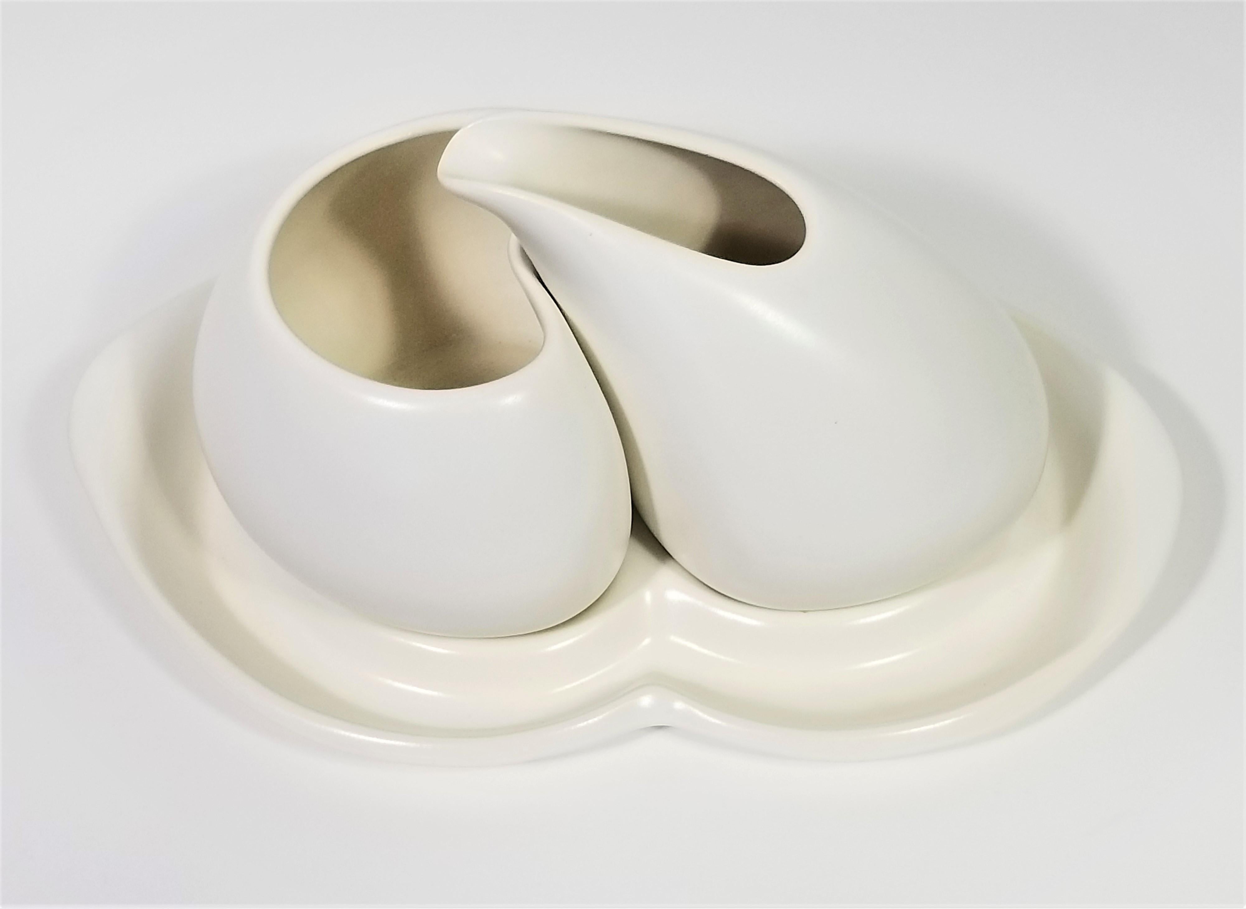 Porcelain Artist Signed Sculptural Modernist Cream and Sugar Set In Excellent Condition For Sale In New York, NY