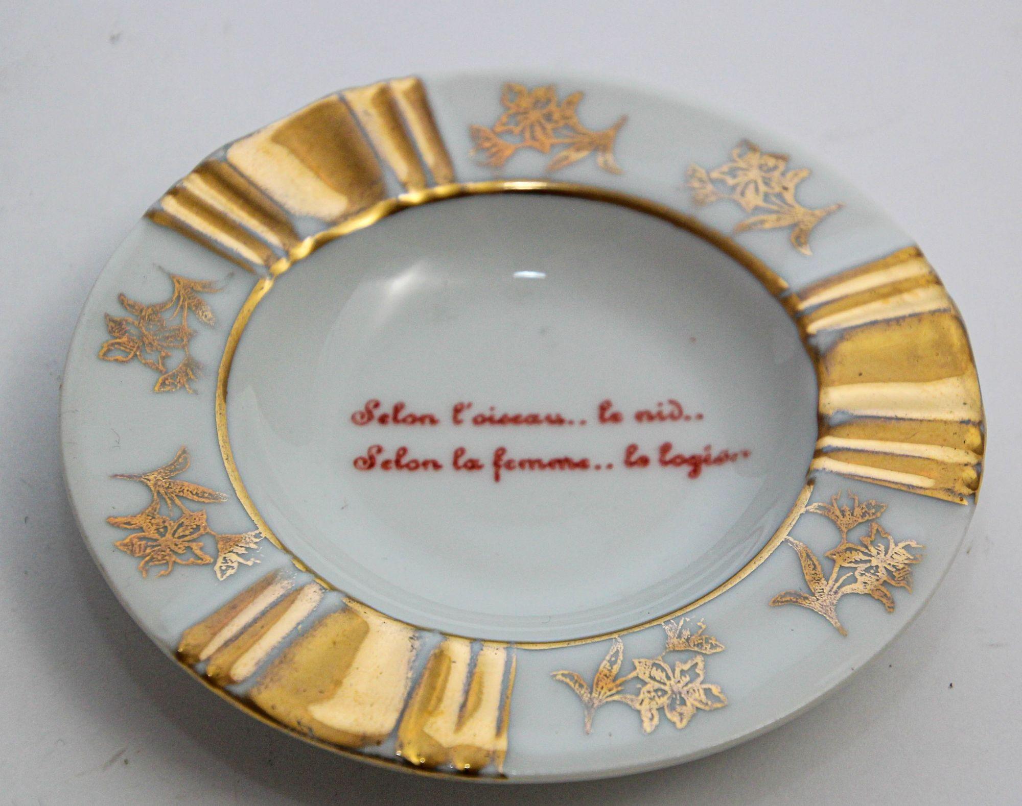 Posacenere in porcellana di Limoges dipinto a mano Francia 1960.
Posacenere vintage con disegno dipinto a mano e scritta in francese: 