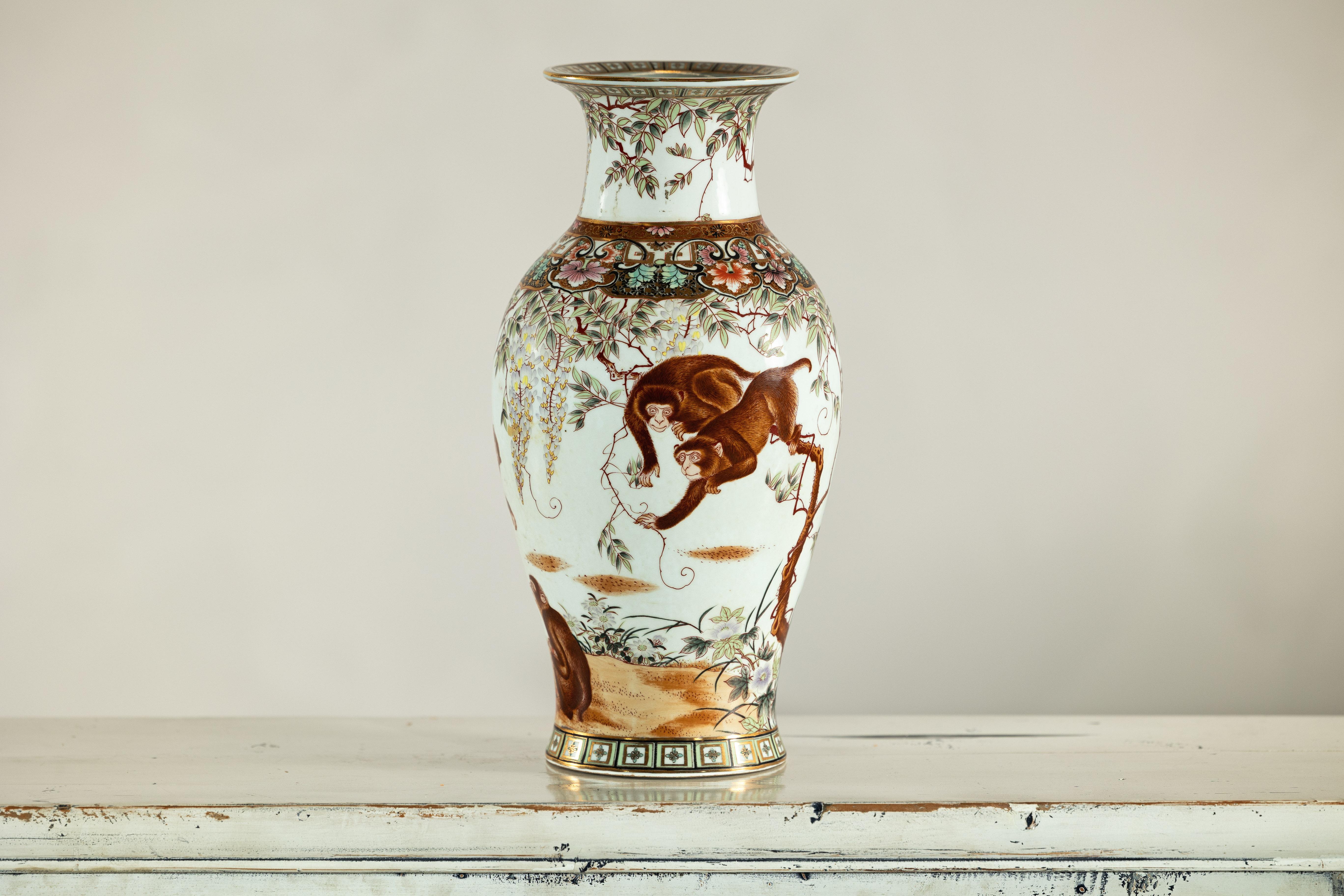 Vaso in porcellana a forma di balaustro con scimmie dipinte a mano e motivi floreali in vendita 4