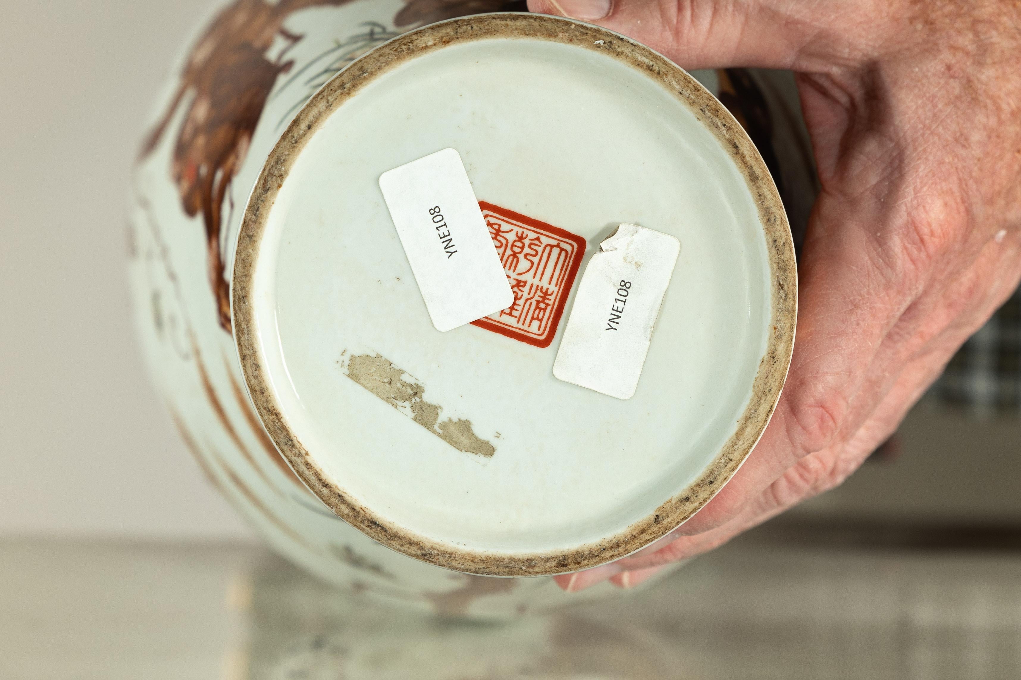 Vaso in porcellana a forma di balaustro con scimmie dipinte a mano e motivi floreali in vendita 5
