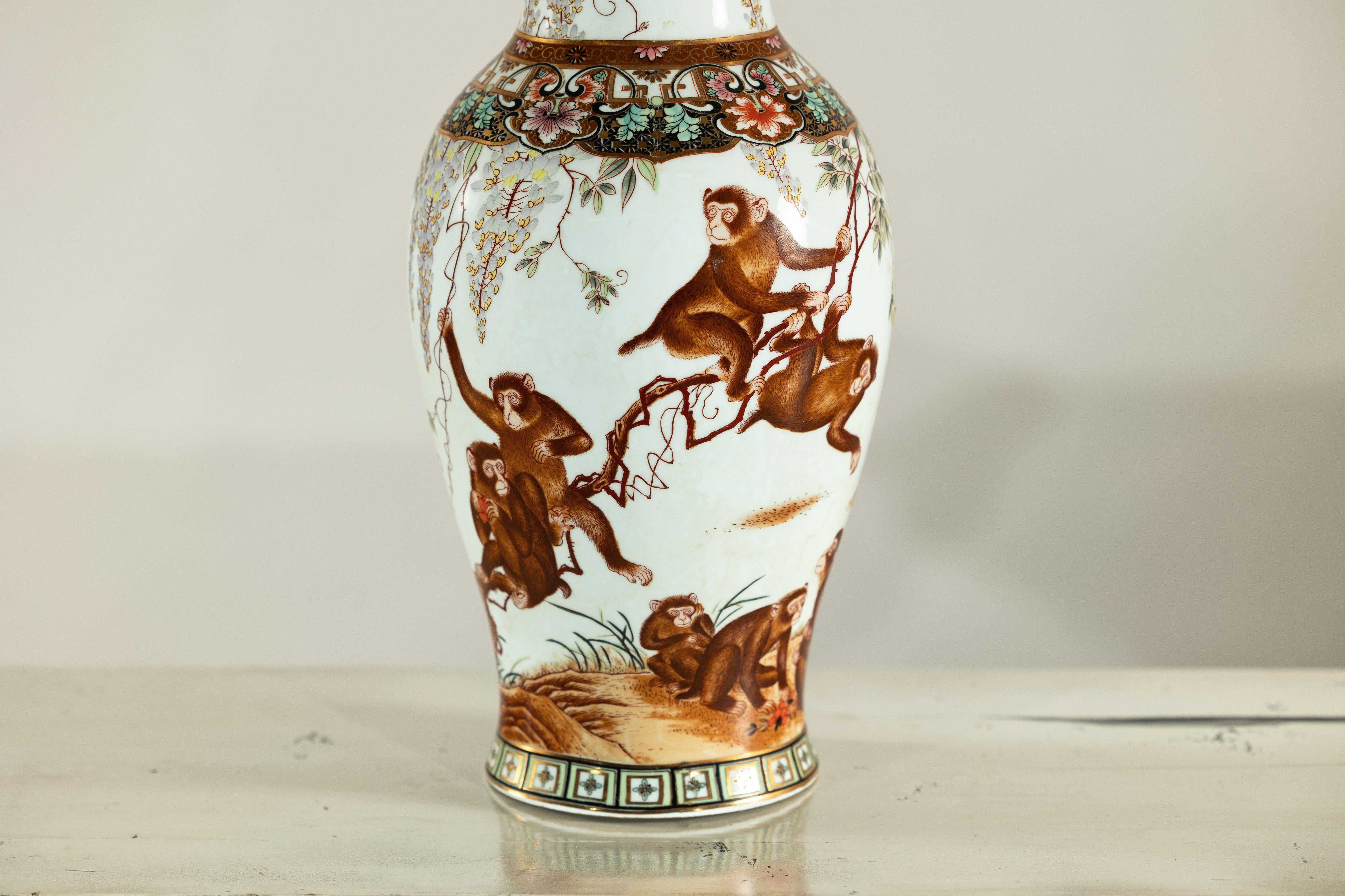 Vaso in porcellana a forma di balaustro con scimmie dipinte a mano e motivi floreali in vendita 6