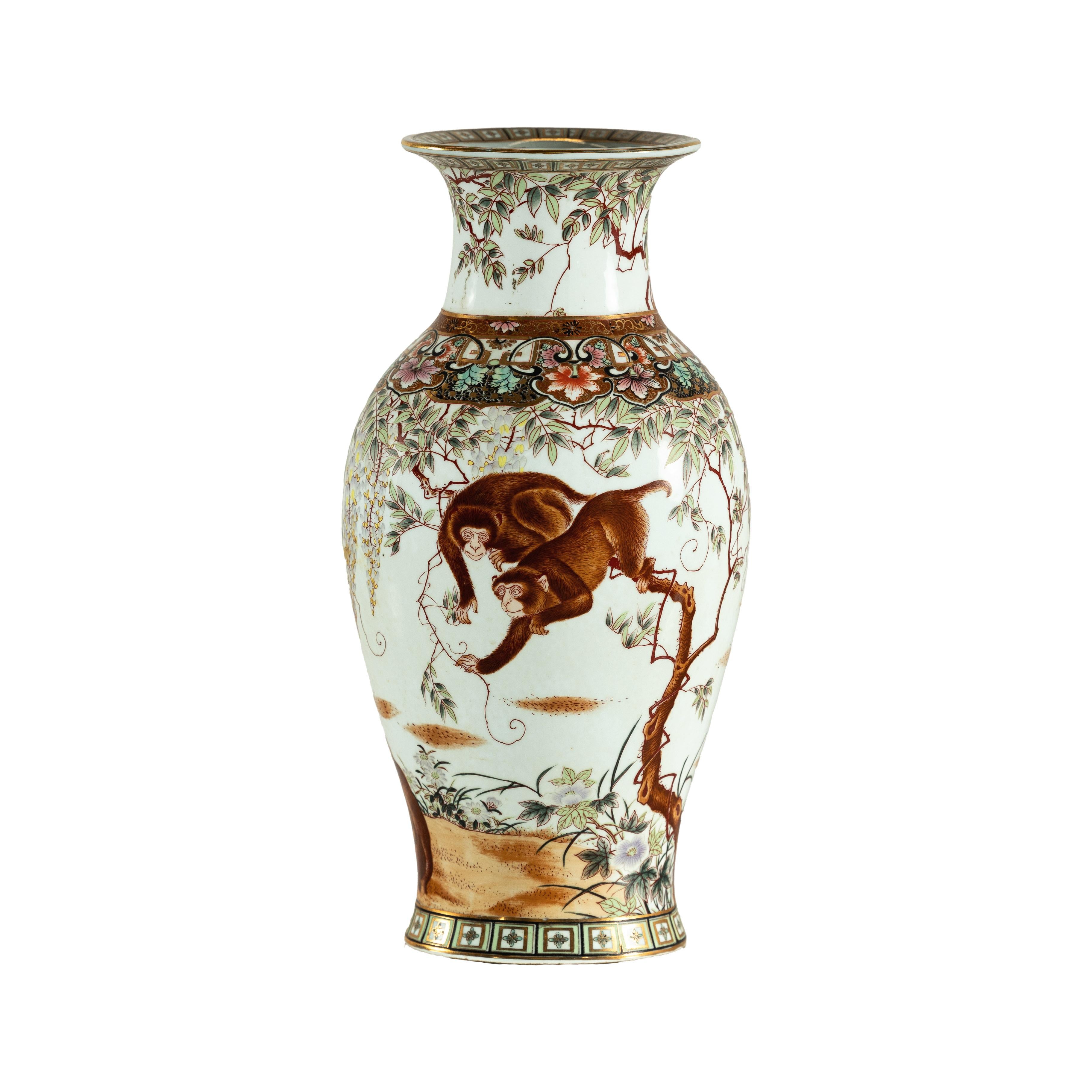 Vaso in porcellana a forma di balaustro con scimmie dipinte a mano e motivi floreali in vendita 7