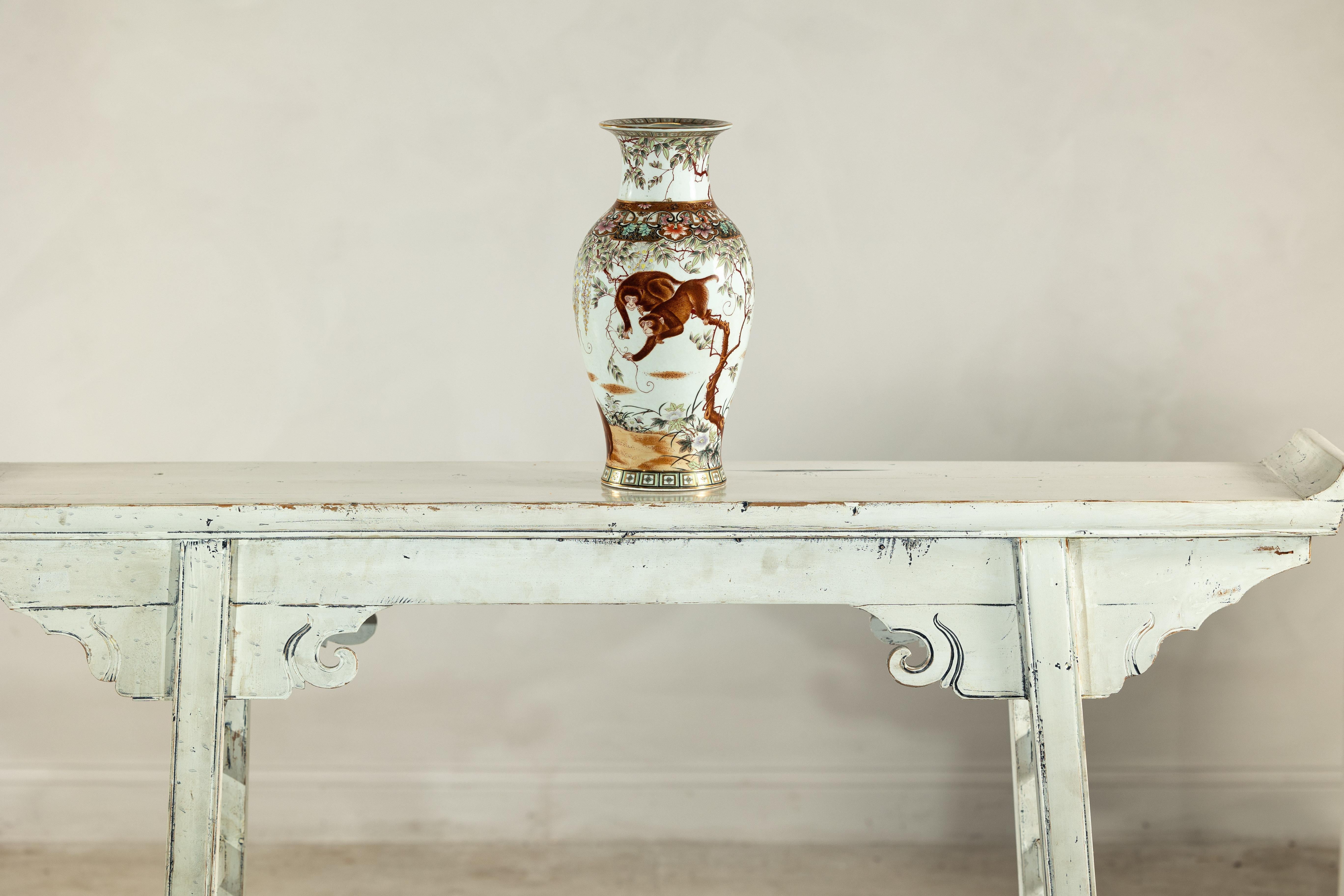 Dorato Vaso in porcellana a forma di balaustro con scimmie dipinte a mano e motivi floreali in vendita