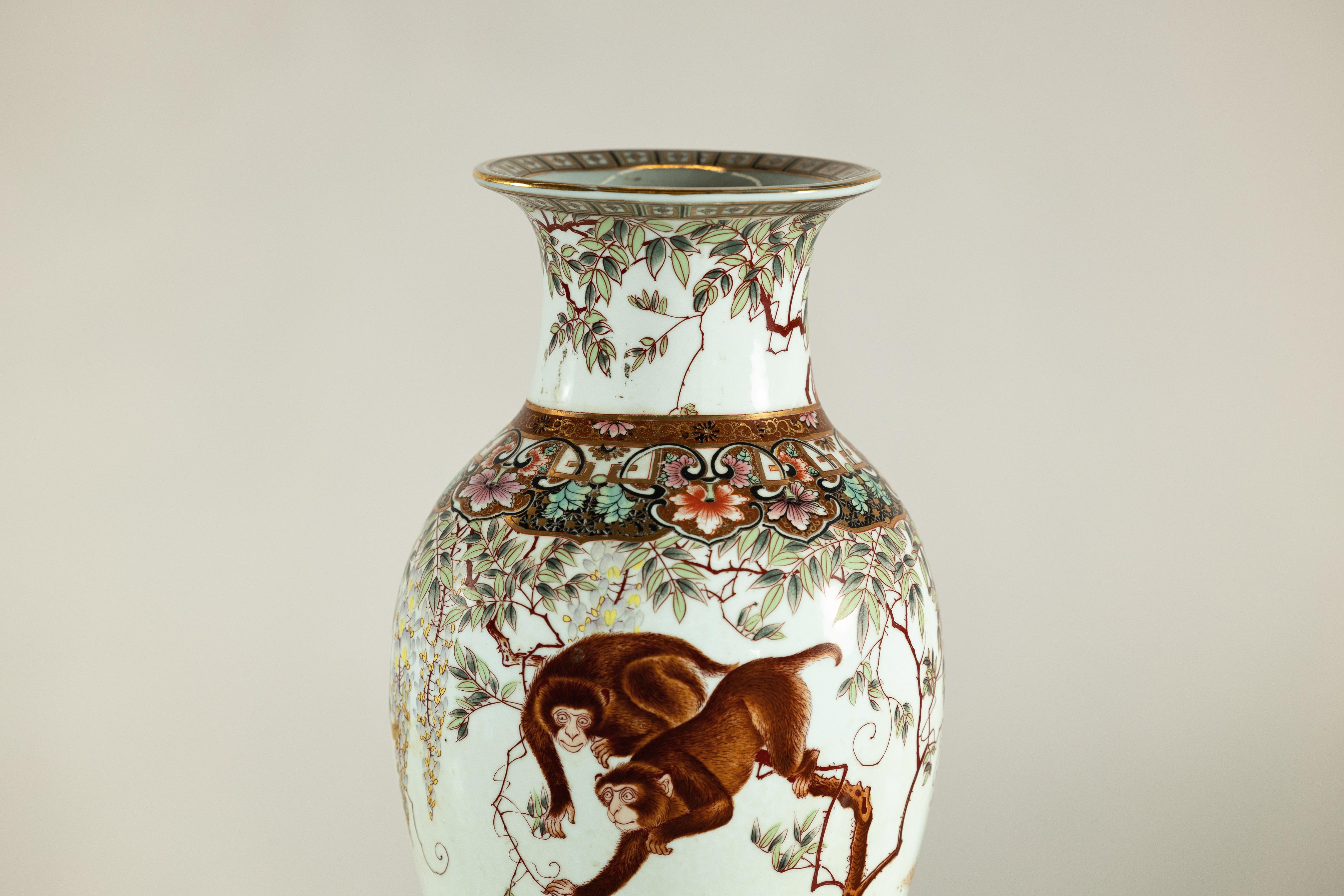XX secolo Vaso in porcellana a forma di balaustro con scimmie dipinte a mano e motivi floreali in vendita