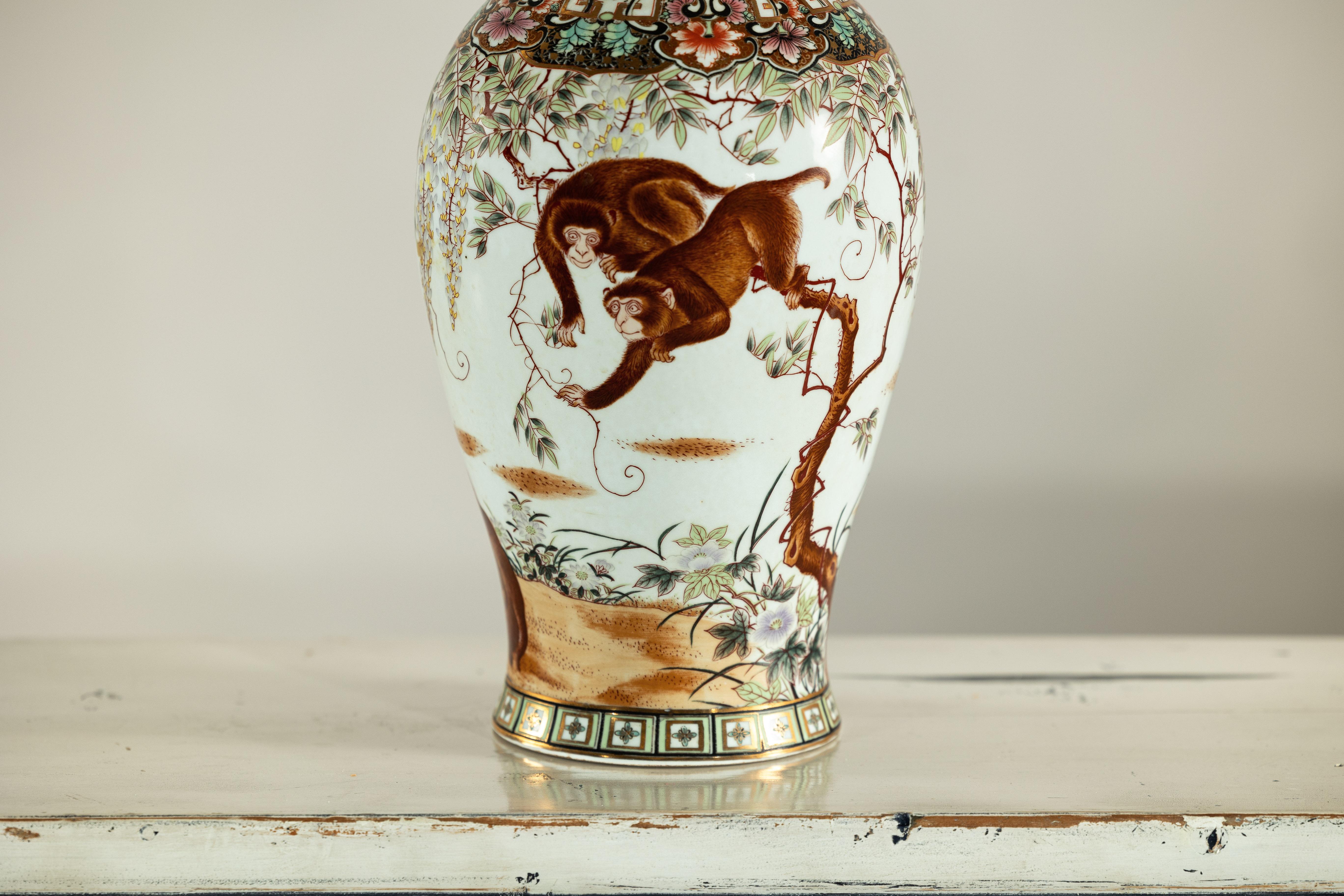 Porcellana Vaso in porcellana a forma di balaustro con scimmie dipinte a mano e motivi floreali in vendita