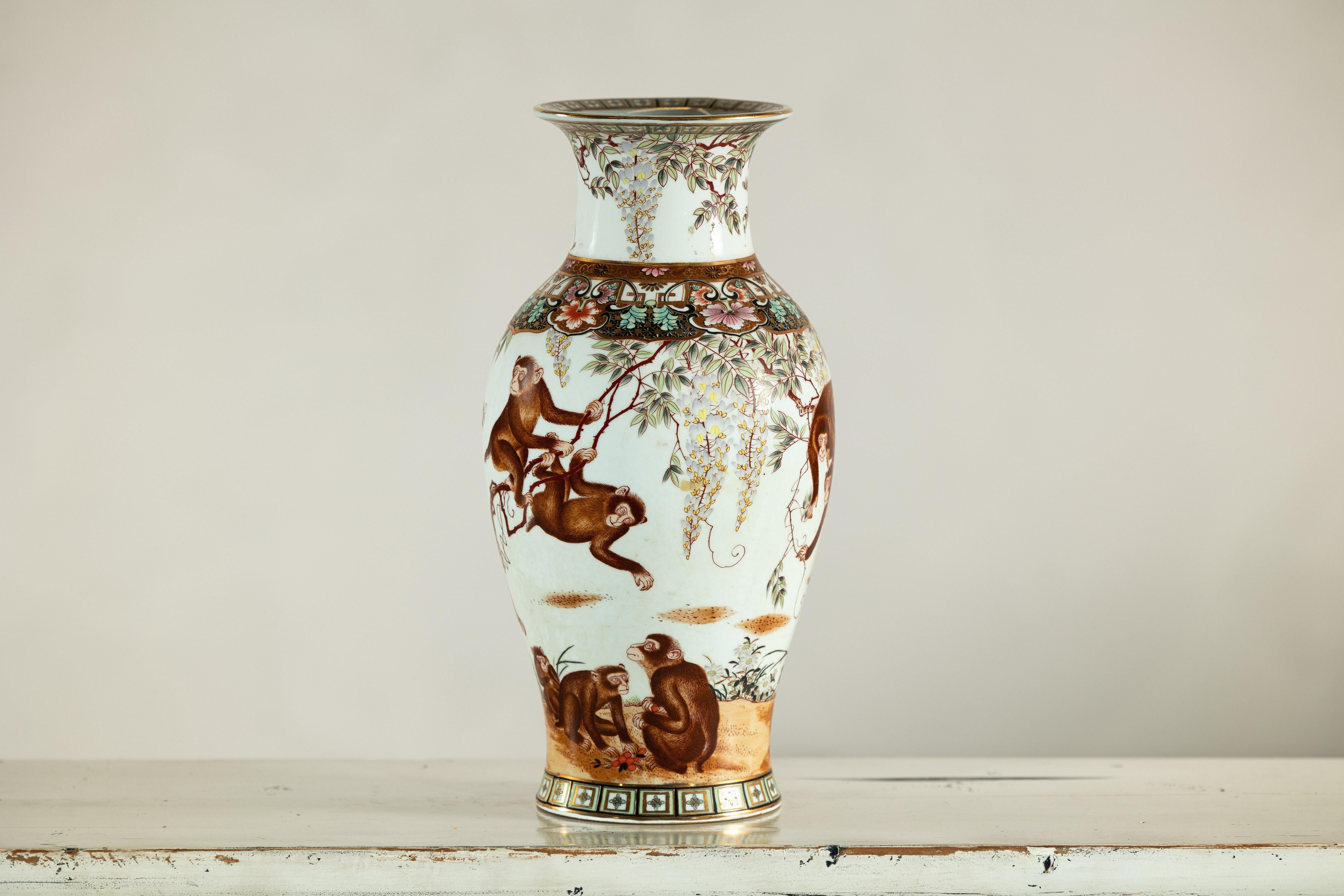 Vaso in porcellana a forma di balaustro con scimmie dipinte a mano e motivi floreali in vendita 1