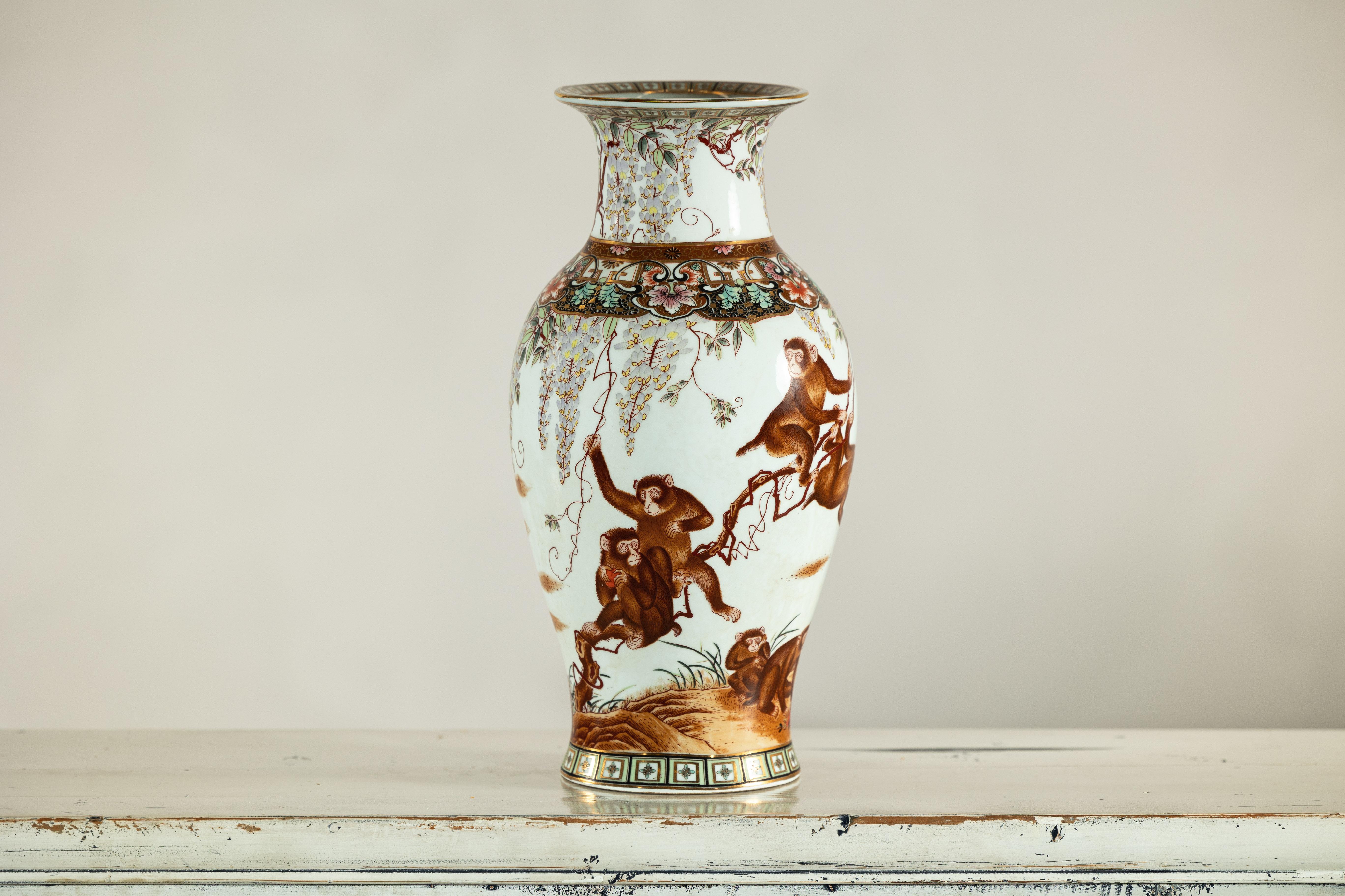 Vaso in porcellana a forma di balaustro con scimmie dipinte a mano e motivi floreali in vendita 2