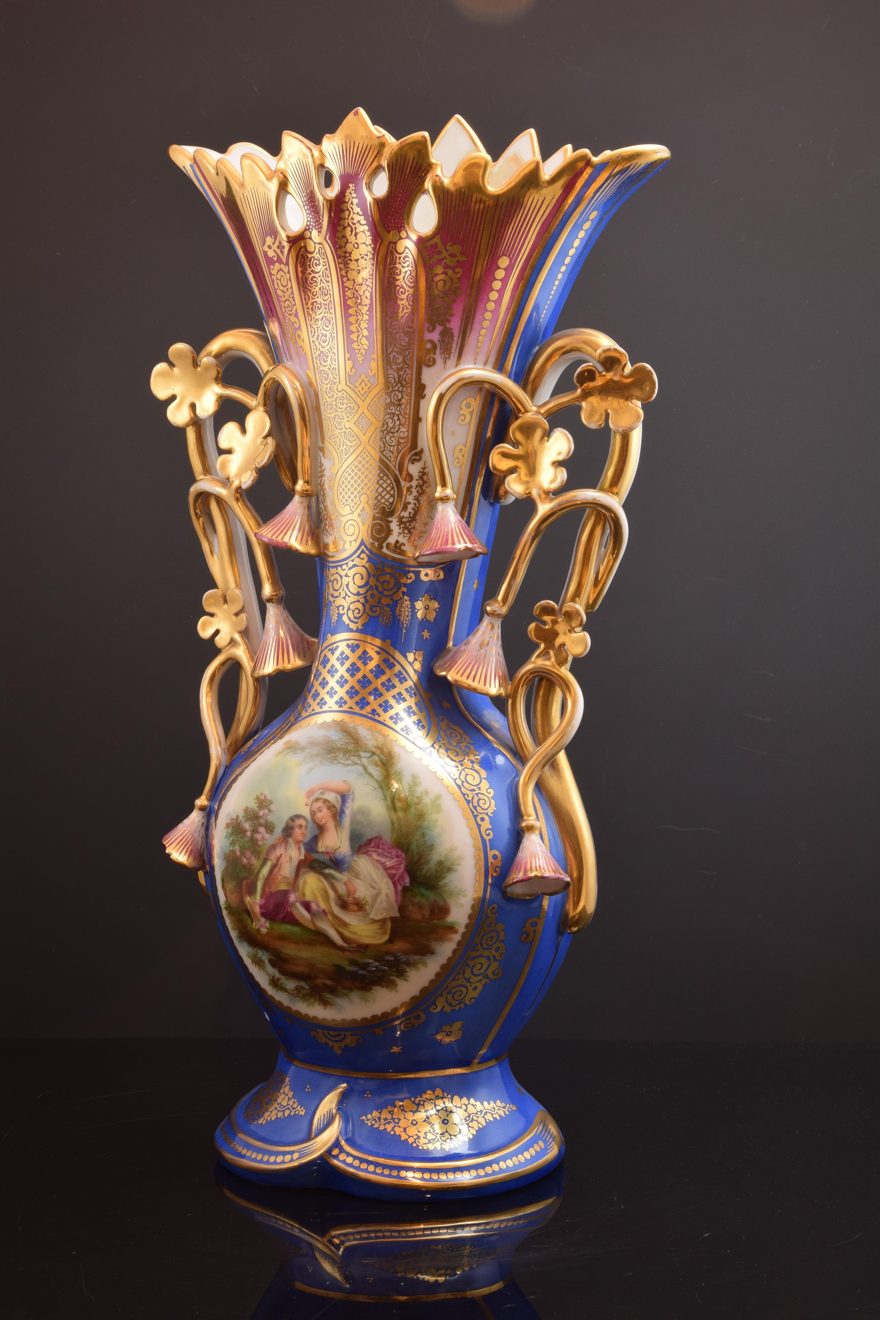 Porcelain base, 19th-20th century.
Circular body vase made of enameled porcelain with a bucolic scene on the front, starring a couple, and surrounded by different elements in gold on blue, as was usual in certain European porcelain of the