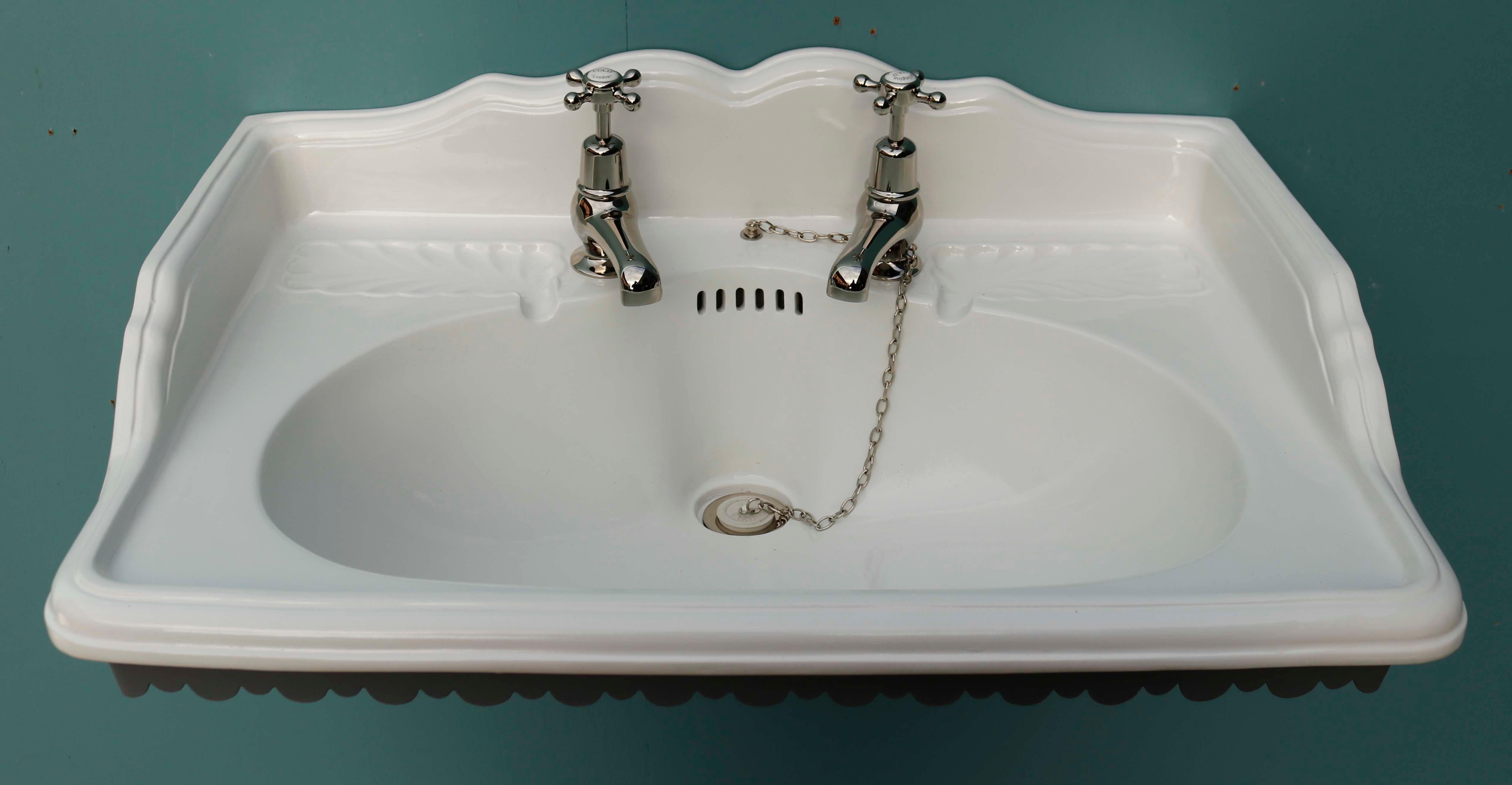 Porcelain Basin with Decorative Bracket In Good Condition In Wormelow, Herefordshire