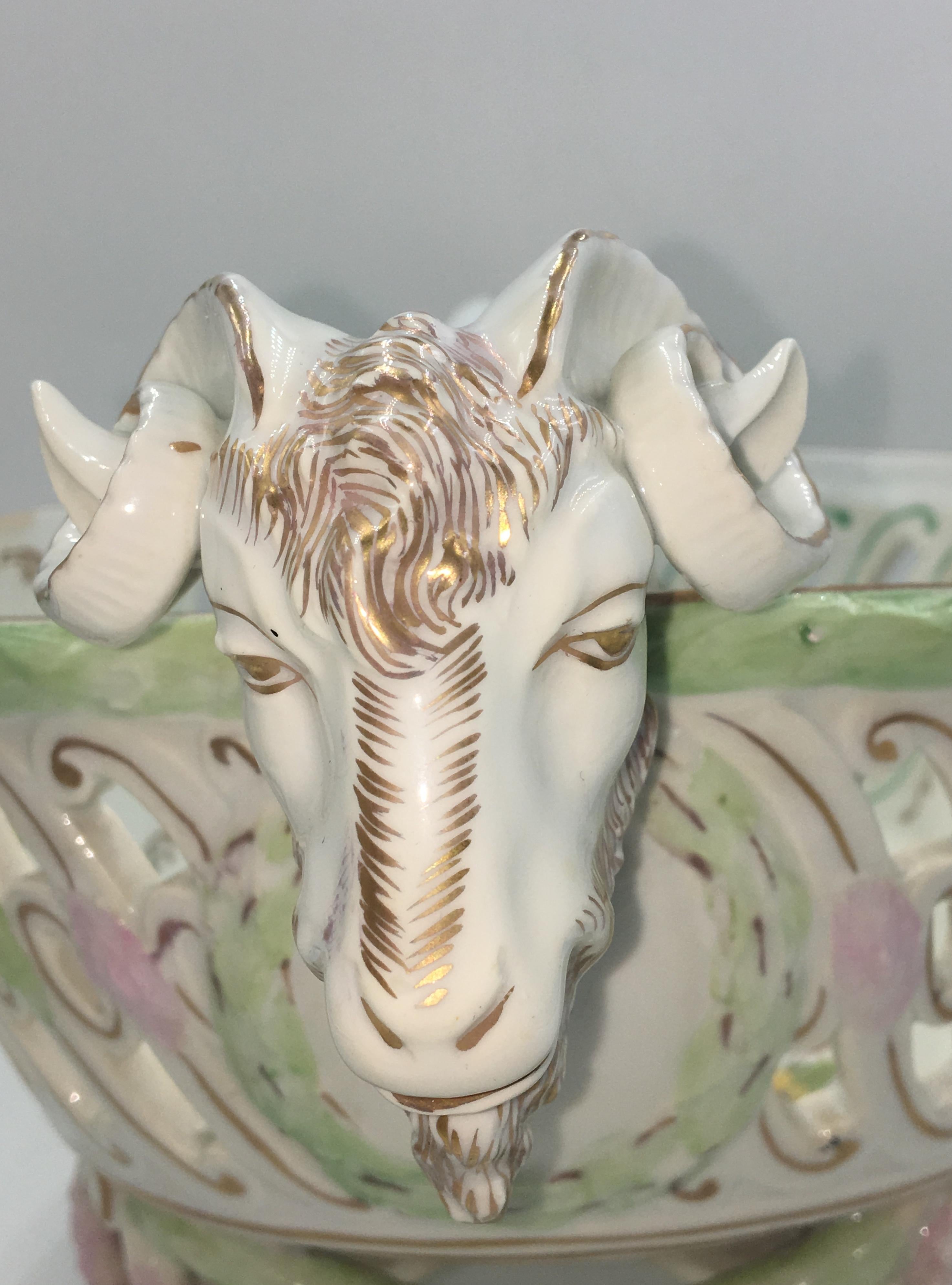 Porcelain Basket with 2 Rams Heads, Vienna In Good Condition For Sale In Lugano, Ticino