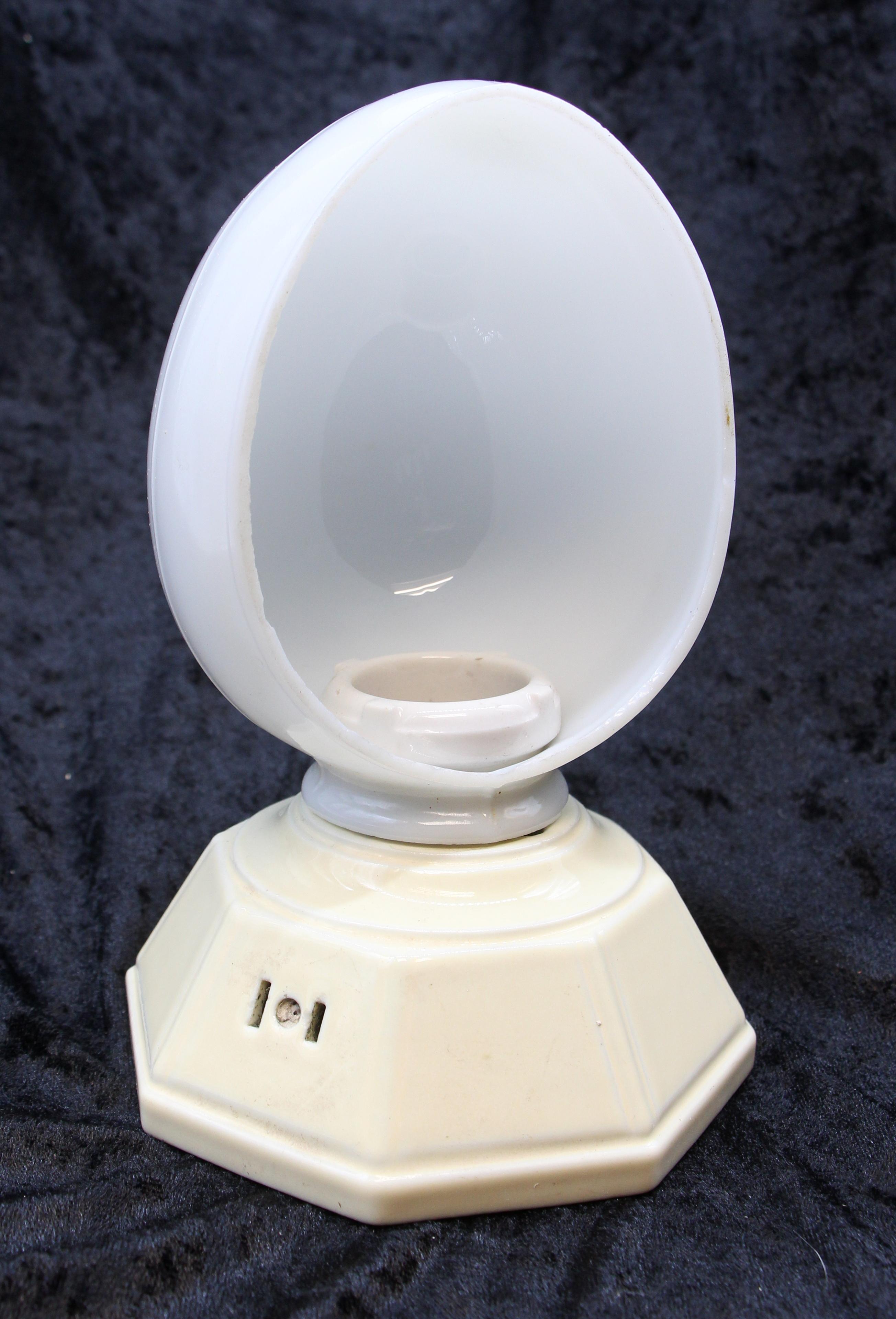 20ième siècle Applique murale de salle de bains en porcelaine avec base crème et abat-jour en verre dépoli, vers 1900