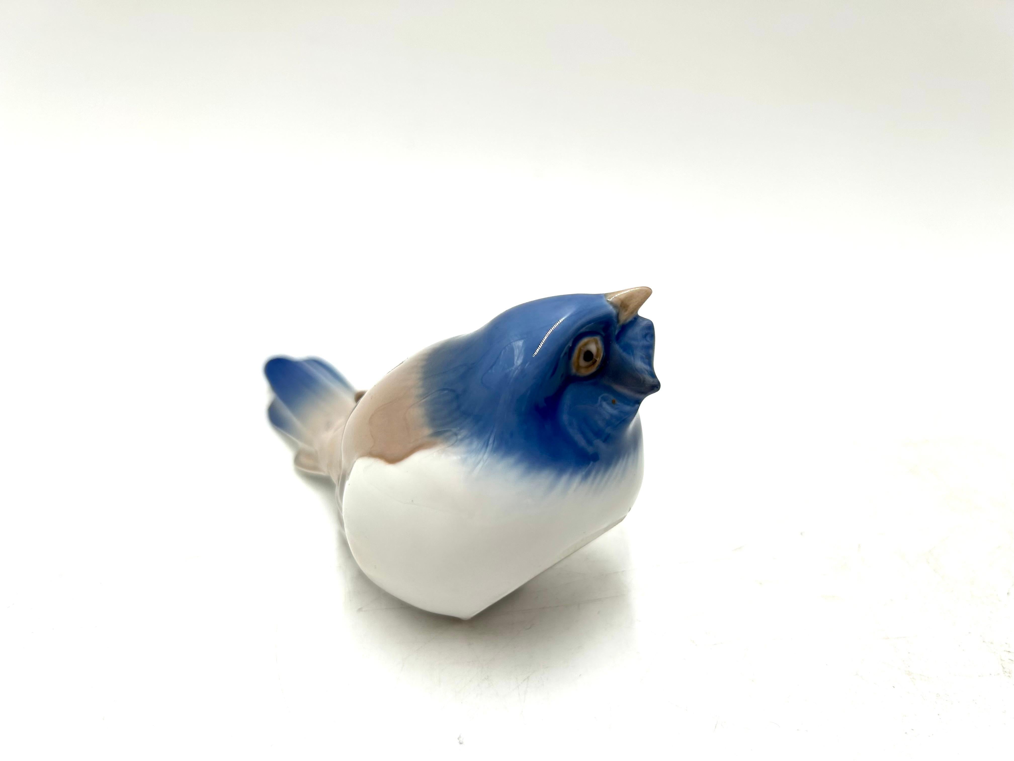 Porcelain bird figurine. Produced in Denmark by Bing & Grondahl in about 1948-1952.

Very good condition, no damage.

Measures: Height 7cm, width 12 cm, depth 9.5 cm.