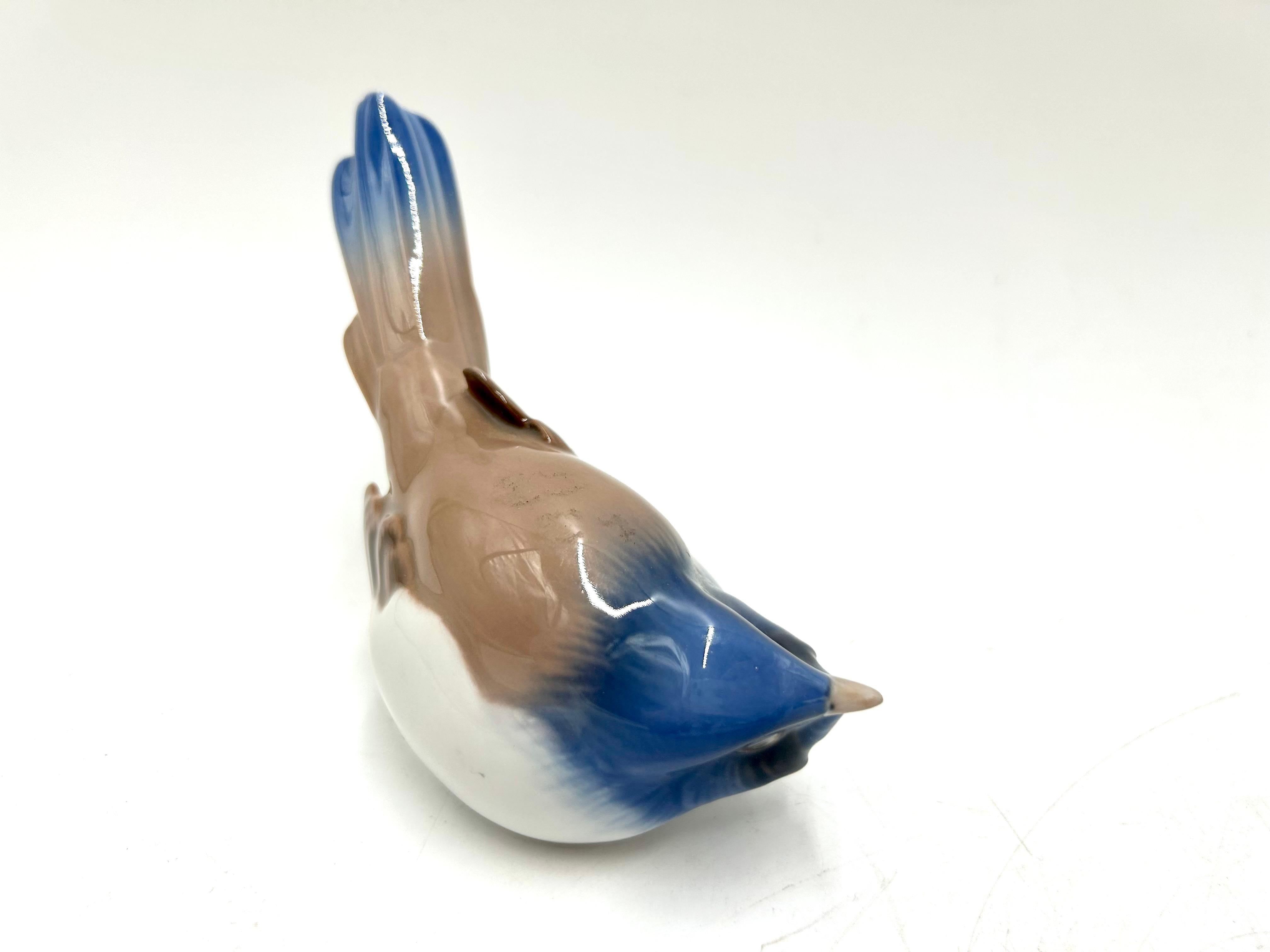 Porcelain bird figurine. Produced in Denmark by Bing & Grondahl in about 1948-1952.

Very good condition, no damage.

Measures: height 9 cm, width 12 cm, depth 9.5 cm