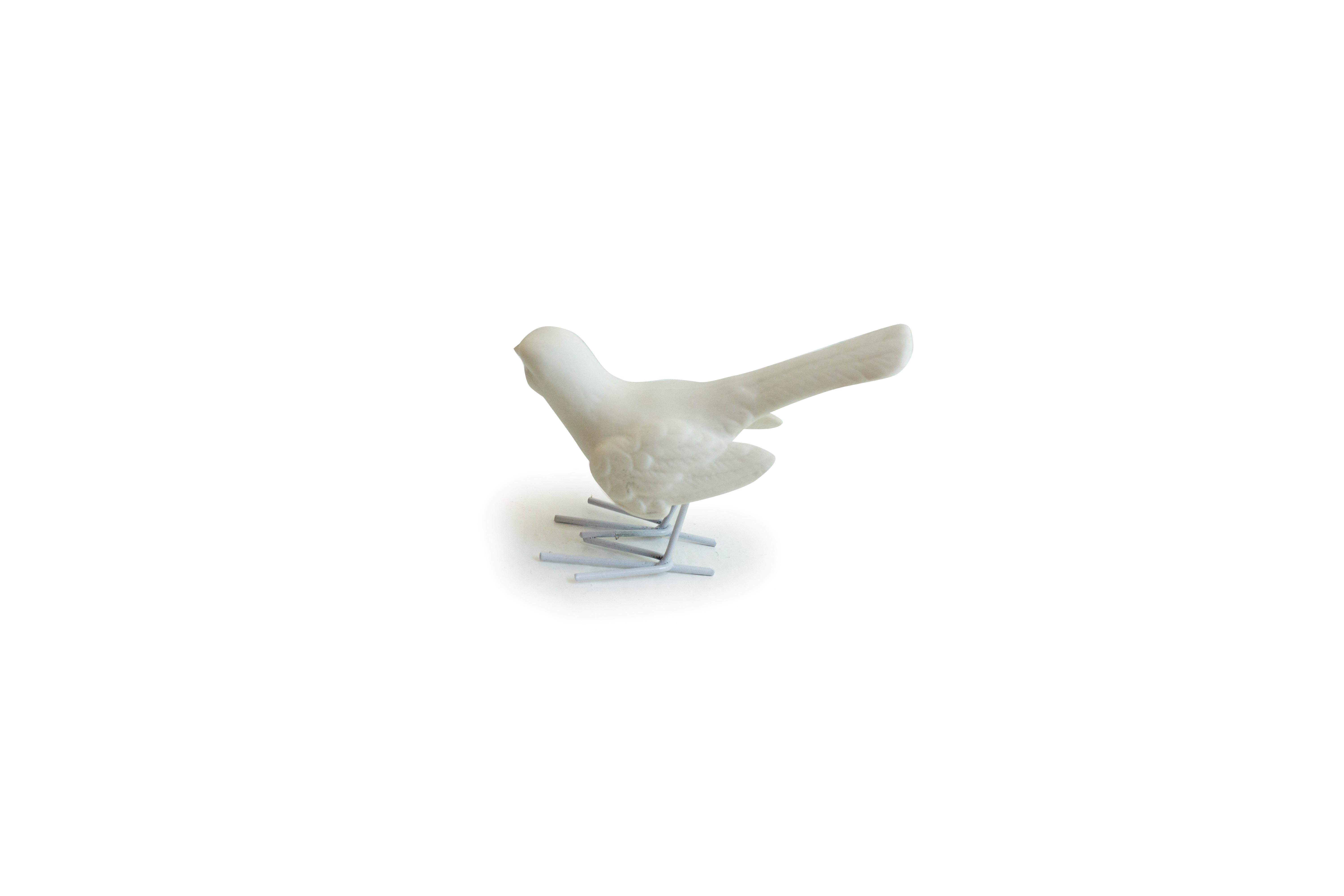 Set of 4 Unglazed White Porcelain Birds, Starlings supported by White Iron Legs  In Excellent Condition For Sale In Greenwich, CT
