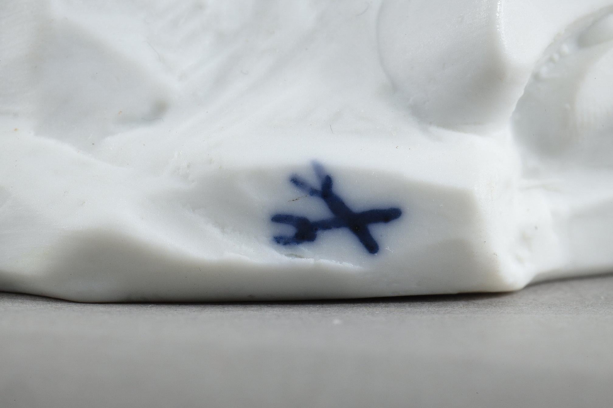 Porcelain biscuit basket decorated with putto and feline, 19th century 13