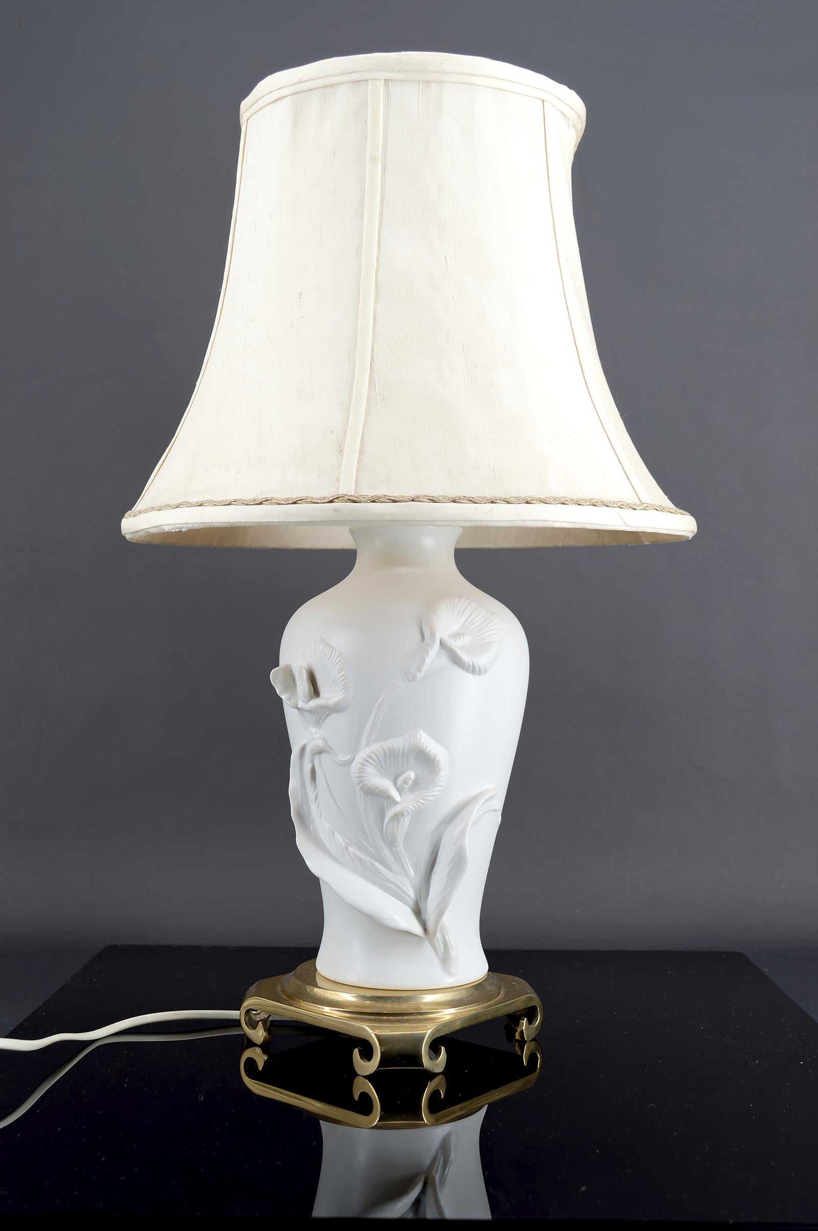 Ajoutez une touche d'élégance intemporelle à votre intérieur avec cette lampe en biscuit de porcelaine magnifiquement travaillée, créée par l'artiste de renom Nicholas Berbenczy. 

Cette pièce, éditée par Franklin Mint en 1986, représente l'harmonie