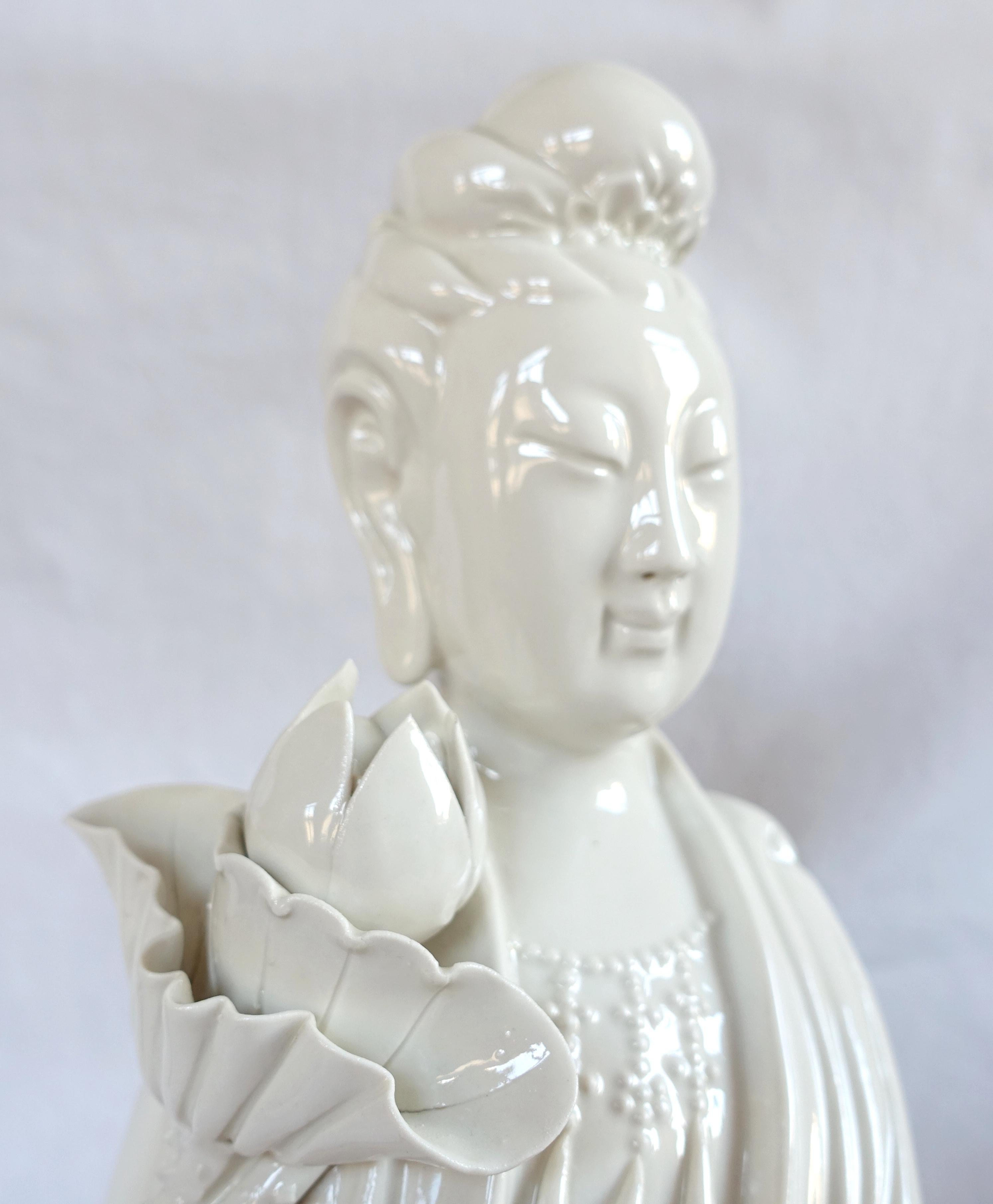 Porcelain Blanc de Chine Guanyin statue, China circa 1900 - 51cm For Sale 4